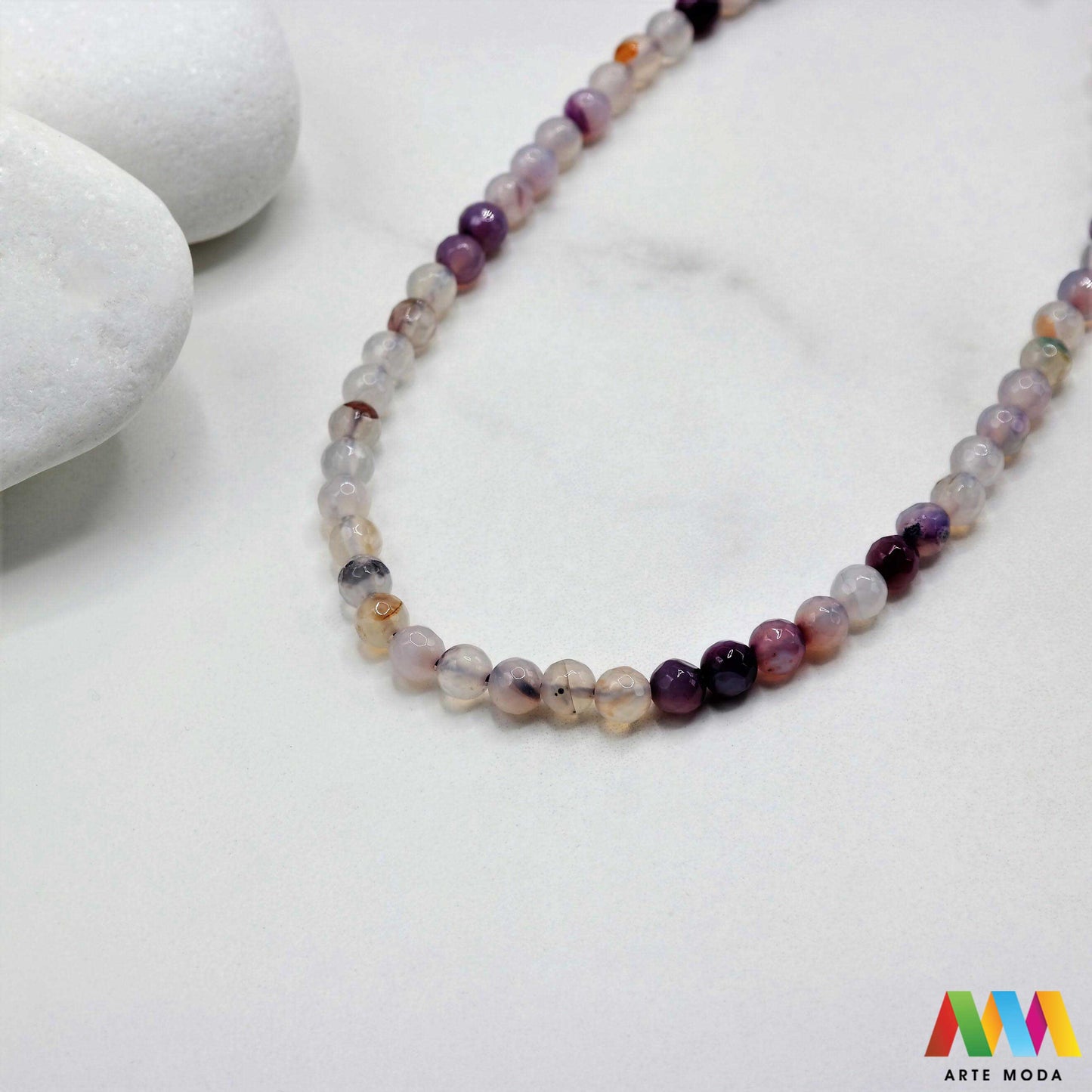 poludragi kamen ahat kristal kalcedon polu dragi poludrago kamenje dragulj mineral kvarc Ahat je jedan od najrasprostranjenijih kristala na planeti Ahat spada u grupu kalcedona izrazito je dekorativan te se od njega izrađuje lijepi nakit i ukrasni predmeti U Hrvatskoj je poznati Lepoglavski Ahat s brda Gaveznica