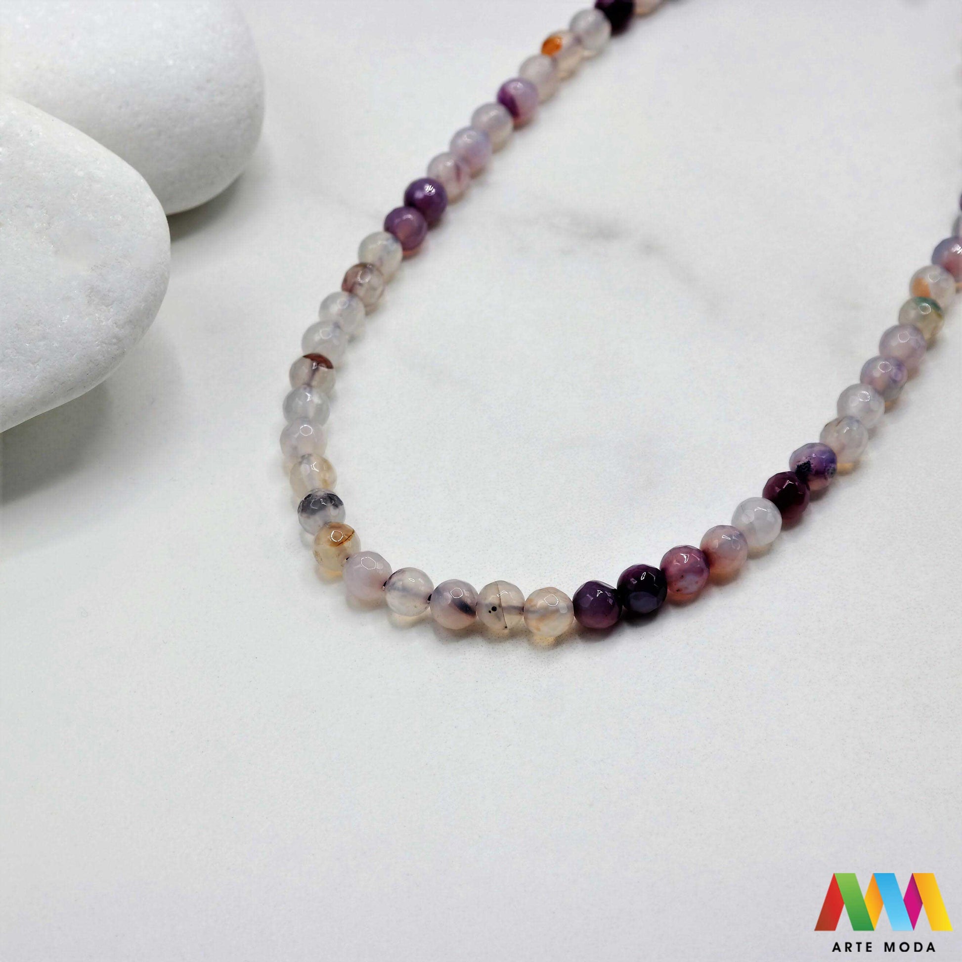 poludragi kamen ahat kristal kalcedon polu dragi poludrago kamenje dragulj mineral kvarc Ahat je jedan od najrasprostranjenijih kristala na planeti Ahat spada u grupu kalcedona izrazito je dekorativan te se od njega izrađuje lijepi nakit i ukrasni predmeti U Hrvatskoj je poznati Lepoglavski Ahat s brda Gaveznica