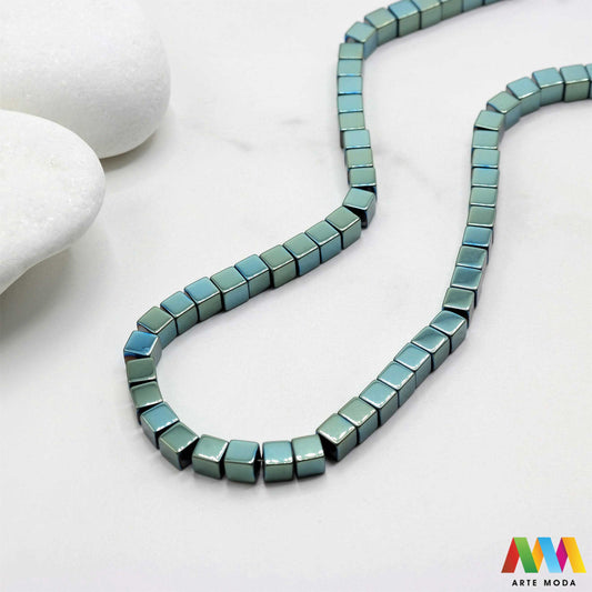 hematit krvavi kamen poludragi mineral metalni sjaj kvarc zrcalo kristal prirodni metalik meditacija zaštita repromaterijal Hematit (ili krvavi kamen) je prirodni mineral smeđe sive ili crne boje karakteriziran prisustvom hladnog metalnog sjaja Vjeruje se da pomaže u jačanju volje samopouzdanja i povezanosti s majkom zemljom Nakit izrađen od njega fascinira svojim tajanstvenim zrcalnim sjajem