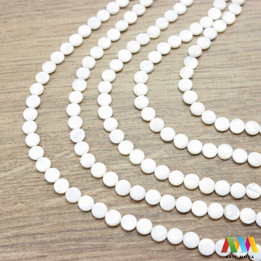 sedef školjka mekušac biser puž glavonožac kalcijev karbonat hitin poludrago kamenje repromaterijal poludragi kamen mineral Sedef je lako prepoznatljiva glatka tvar duginih boja koja tvori unutarnji sloj školjke određenih vrsta mekušaca i prekriva vanjski sloj bisera Sastoji se od kalcijevog karbonata kojeg izlučuju neki morski i slatkovodni mekušci te ga ova struktura čini otpornim na oštećenja dajući joj prepoznatljivi i jedinstveni sedefasti sjaj arte moda repromaterijal