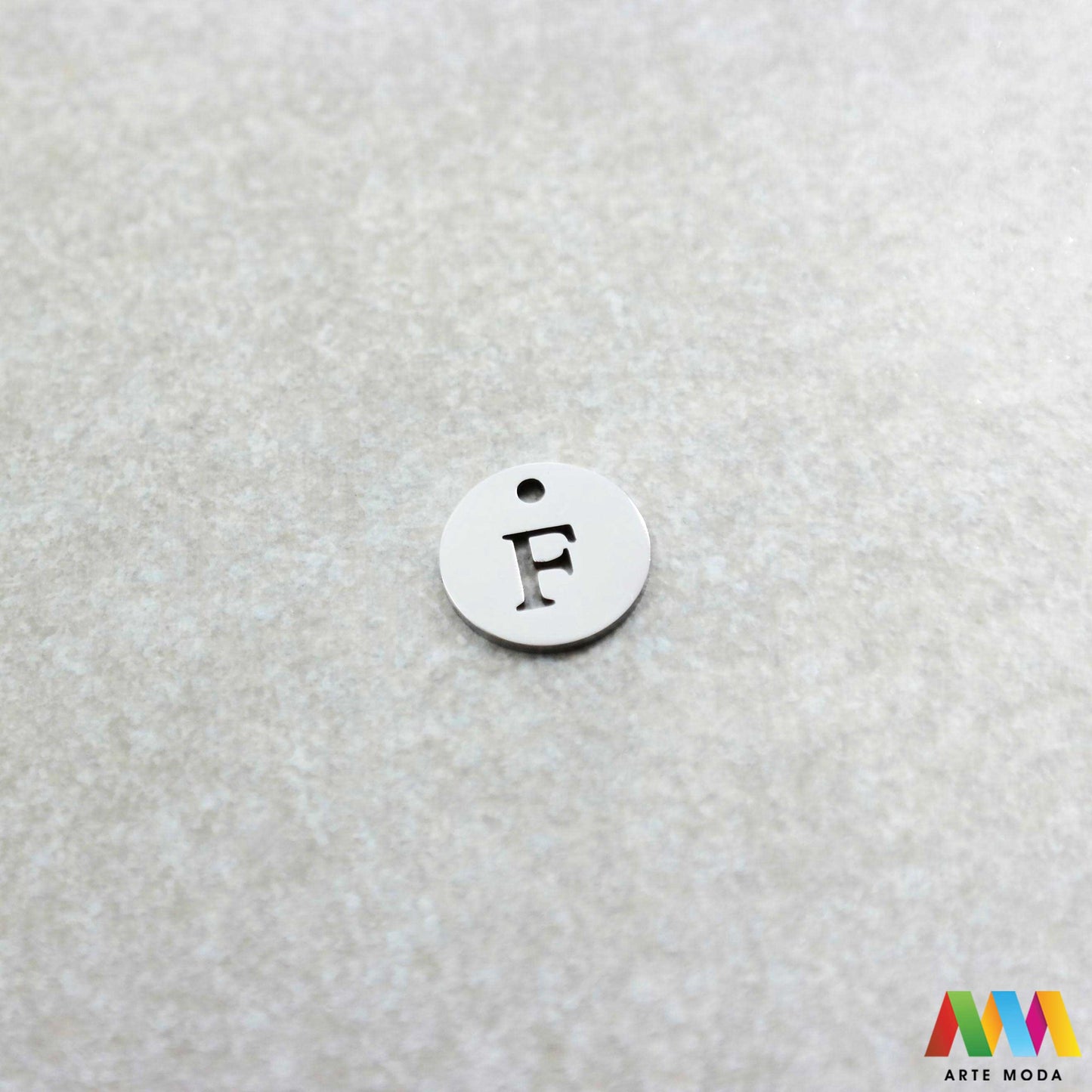 F slovo slova privjesak s jednom rupom privjesak od čelika privjesak čelik repromaterijal čelični ogrlice ogrlica narukvica narukvice nanožnica nehrđajući Slova izrađena od nehrđajućeg čelika 316L koja služe za izradu nakita poput narukvica ili ogrlica najčešće se koriste za nizanje na sajlu gumu flaks i ostale materijale