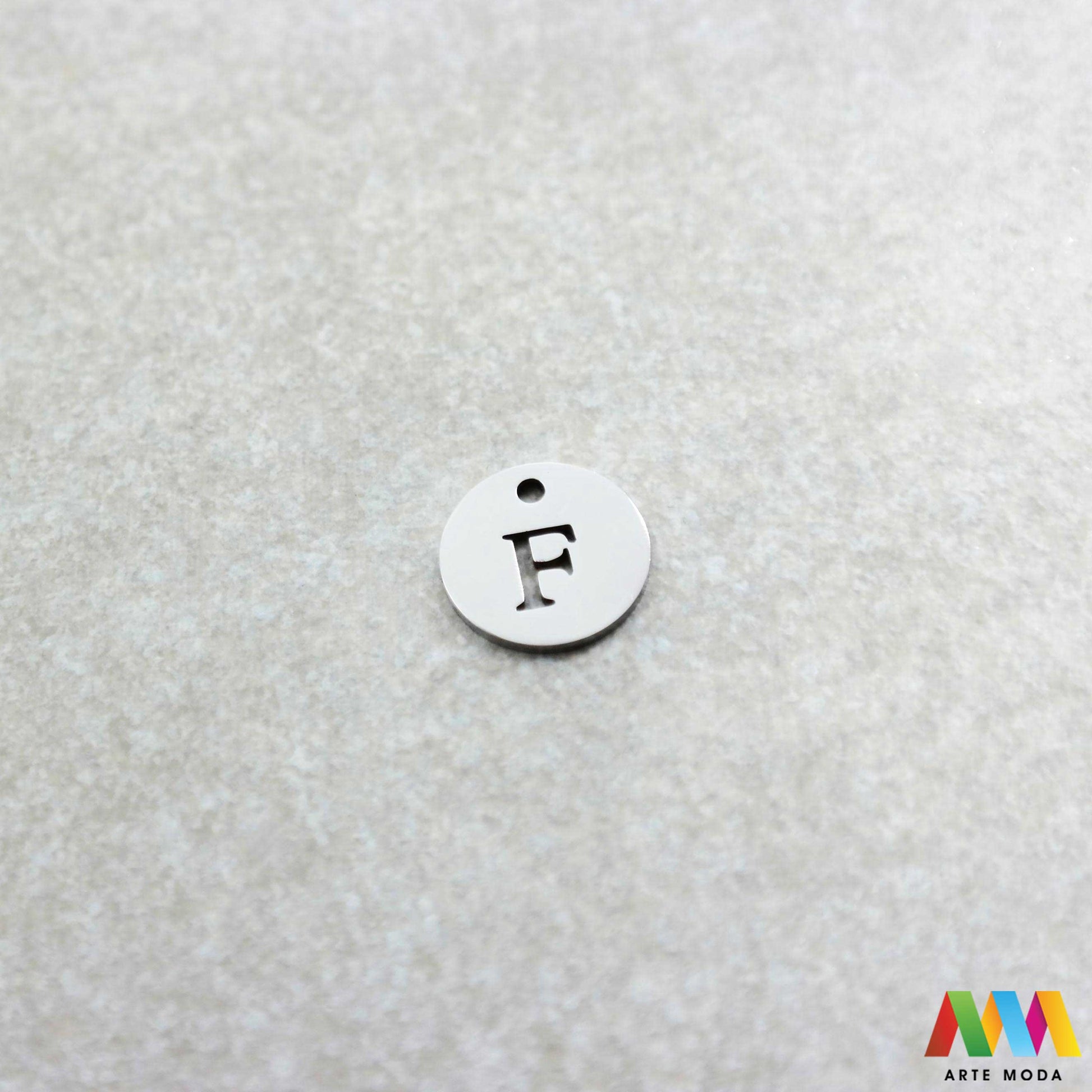 F slovo slova privjesak s jednom rupom privjesak od čelika privjesak čelik repromaterijal čelični ogrlice ogrlica narukvica narukvice nanožnica nehrđajući Slova izrađena od nehrđajućeg čelika 316L koja služe za izradu nakita poput narukvica ili ogrlica najčešće se koriste za nizanje na sajlu gumu flaks i ostale materijale