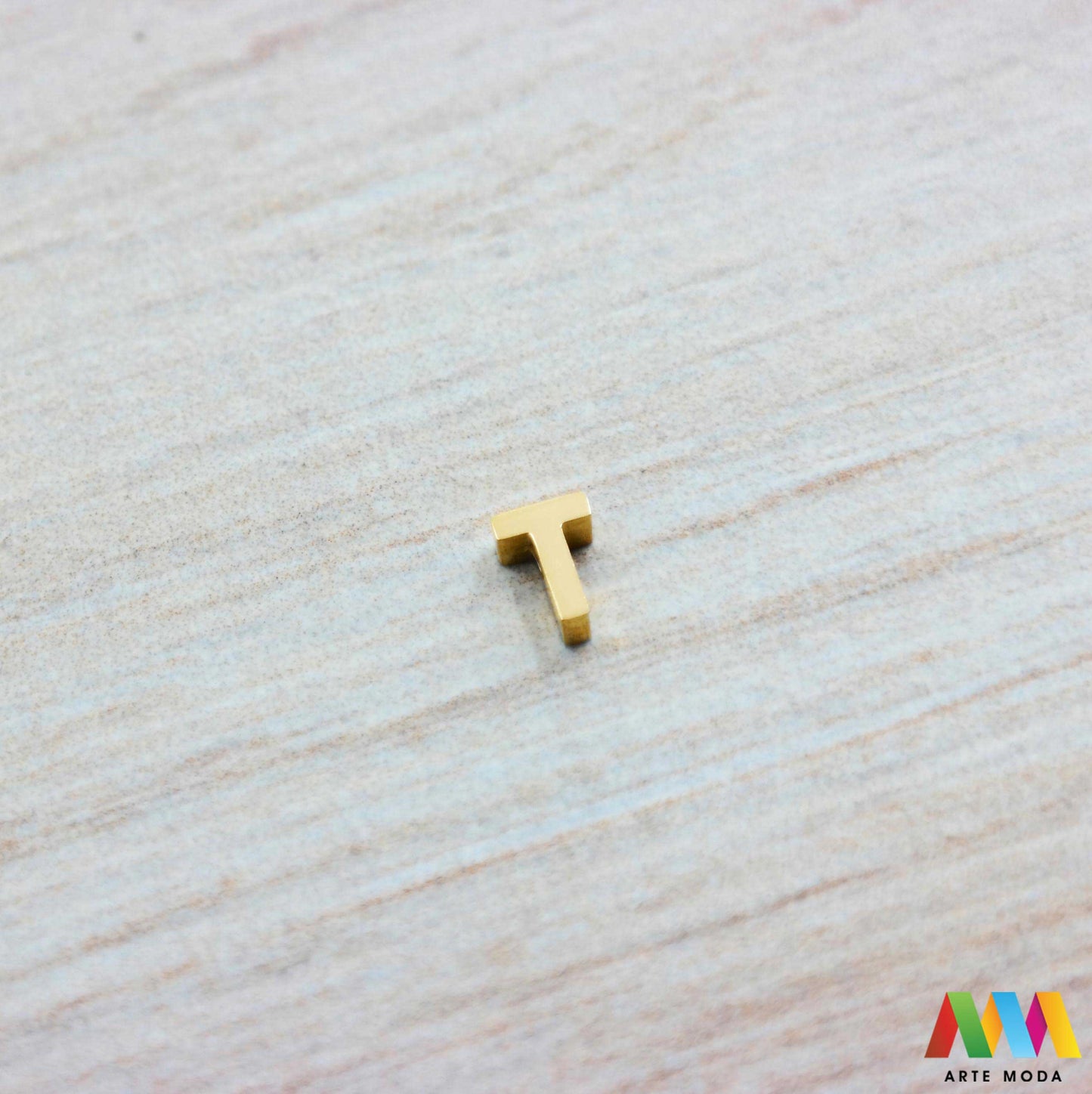 T slovo slova privjesak s jednom rupom privjesak od čelika privjesak čelik repromaterijal čelični ogrlice ogrlica narukvica narukvice nanožnica nehrđajući Slova izrađena od nehrđajućeg čelika 316L koja služe za izradu nakita poput narukvica ili ogrlica najčešće se koriste za nizanje na sajlu gumu flaks i ostale materijale