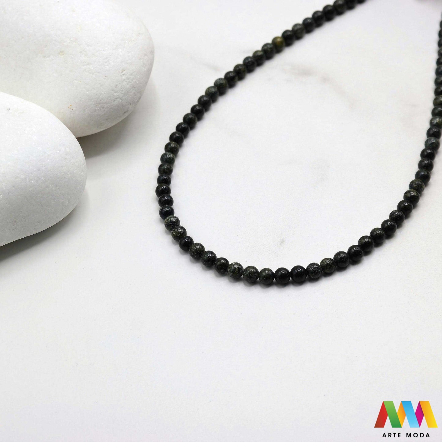 serpentin kamen poludragi mineral zeleni smeđi zmija glatka ljuska kristal prirodni ogrlica narukvica mrljasti Serpentin je zelenkasti smećkasti ili mrljasti mineral koji se obično nalazi u serpentinitu Ime dolazi od latinske riječi serpentinus što znači "kao zmija" Najčešće je zelenkaste boje glatke ili ljuskaste površine Mnoge vrste Serpentina korištene su za nakit i rezbarenje tvrdog kamena ponekad pod nazivom "lažni žad" ili "tetonski žad"