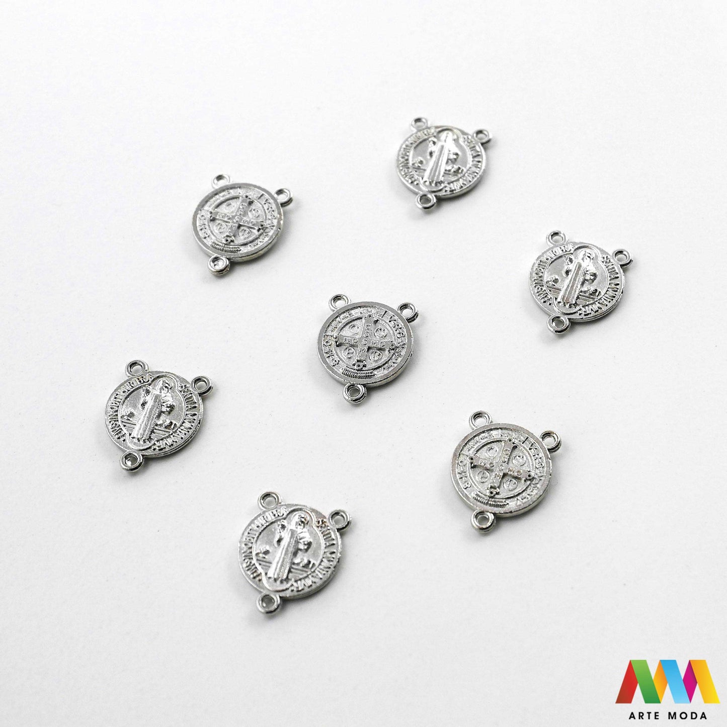 metalni razdjelnik konektor izrada krunice krunica metalni dijelovi krunicu repromaterijal sakralni nakit vjerski križić spojnica krunica perle pribor diy Sv Benedikt Neizostavan element za svaku krunicu Ovi kvalitetni metalni razdjelnici poznati i kao konektori služe za spajanje dijelova krunice i naglašavaju njezinu središnju točku Izrađeni od izdržljivog metala naši razdjelnici su savršen izbor za izradu vlastitih krunica bilo da koristite perle staklo ili kamenje arte moda repromaterijal