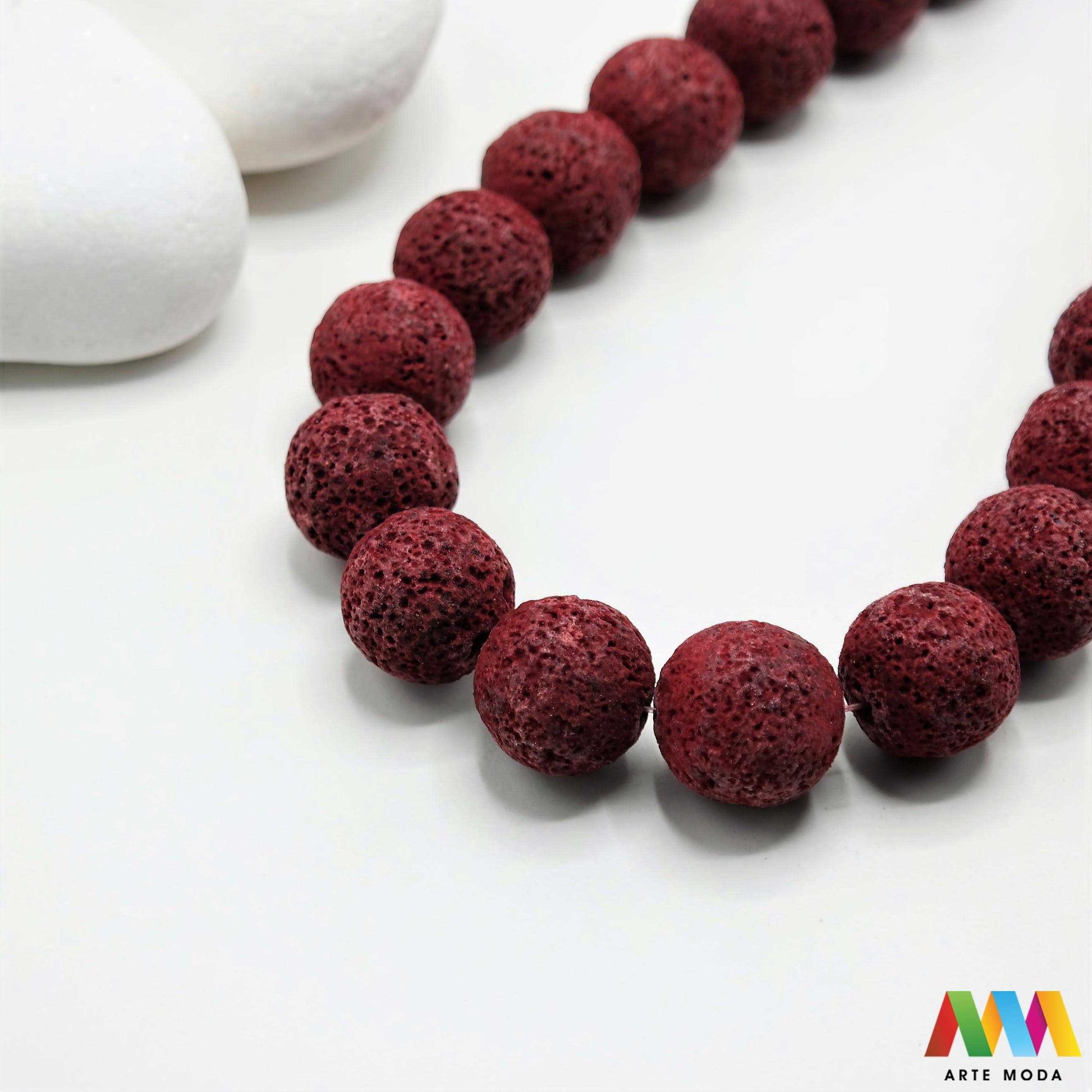 lava kamen vulkanska perle poludragi prirodni mat eterična ulja aromaterapija nakit izrada DIY repromaterijal mineral kristal narukvica ogrlica Tražite jedinstveni materijal za nakit Vulkanska lava je poludragi kamen s moćnom pričom Njegova porozna mat tekstura savršena je za izradu aromaterapijskog nakita jer sjajno upija i difuzira eterična ulja Lagan je simbolizira snagu i uzemljenje te je idealan za unisex i muške narukvice i ogrlice arte moda repromaterijal