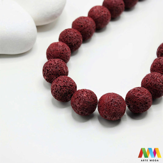 lava kamen vulkanska perle poludragi prirodni mat eterična ulja aromaterapija nakit izrada DIY repromaterijal mineral kristal narukvica ogrlica Tražite jedinstveni materijal za nakit Vulkanska lava je poludragi kamen s moćnom pričom Njegova porozna mat tekstura savršena je za izradu aromaterapijskog nakita jer sjajno upija i difuzira eterična ulja Lagan je simbolizira snagu i uzemljenje te je idealan za unisex i muške narukvice i ogrlice arte moda repromaterijal