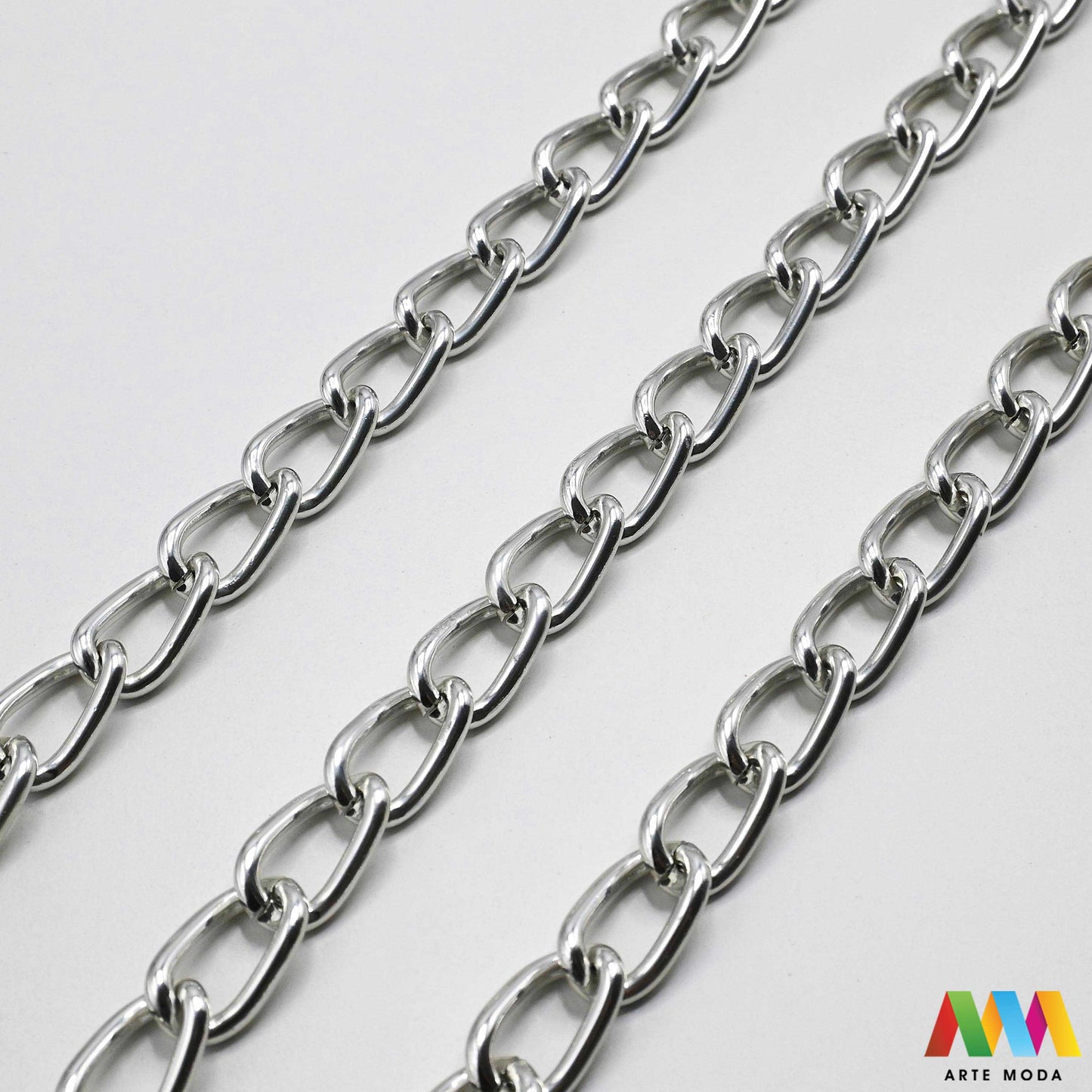 aluminijski lanac torbe ruksak nakit lagani izrada aluminij DIY materijal remen ogrlice narukvice karike ručke pribor komponente ukrasni repromaterijal Želite lagan i trendi materijal Aluminijski lanci savršeni su za vaše projekte Idealni su za izradu laganih remena za torbe ili statement nakita ogrlice narukvice Lakši su od klasičnih metala ne opterećuju i dolaze u raznim bojama i debljinama Lako ih je rezati i oblikovati laganu eleganciju za svoj uradi sam nakit i modne dodatke arte moda repromaterijal