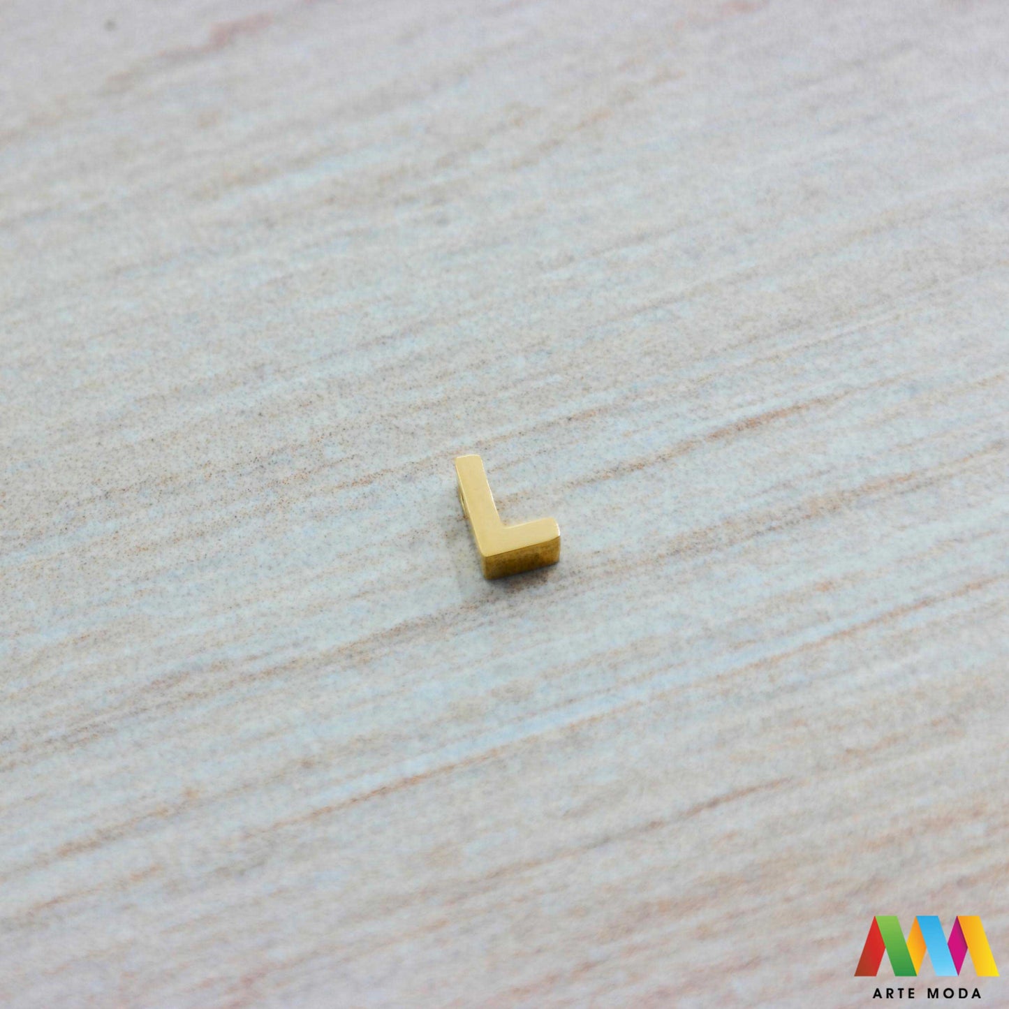 L slovo slova privjesak s jednom rupom privjesak od čelika privjesak čelik repromaterijal čelični ogrlice ogrlica narukvica narukvice nanožnica nehrđajući Slova izrađena od nehrđajućeg čelika 316L koja služe za izradu nakita poput narukvica ili ogrlica najčešće se koriste za nizanje na sajlu gumu flaks i ostale materijale