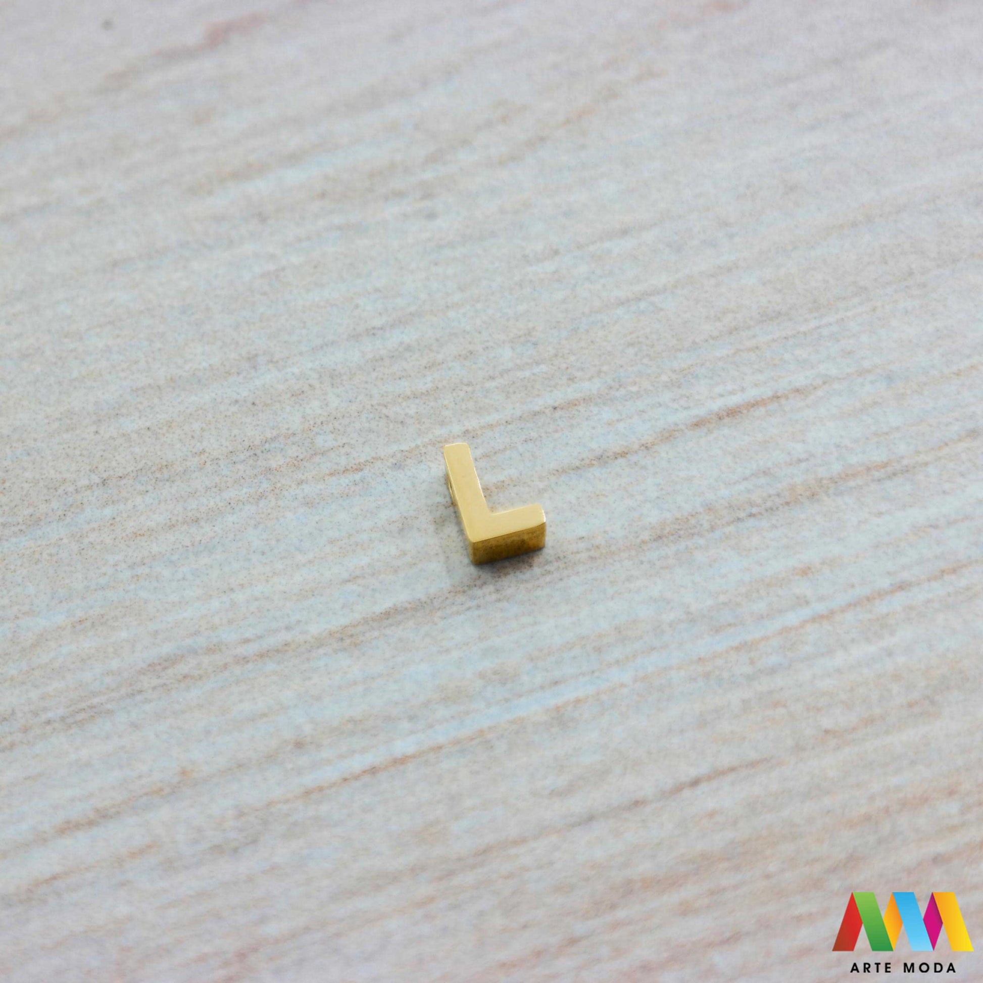 L slovo slova privjesak s jednom rupom privjesak od čelika privjesak čelik repromaterijal čelični ogrlice ogrlica narukvica narukvice nanožnica nehrđajući Slova izrađena od nehrđajućeg čelika 316L koja služe za izradu nakita poput narukvica ili ogrlica najčešće se koriste za nizanje na sajlu gumu flaks i ostale materijale