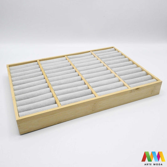 stalci za narukvice naušnica drveni skaj pamučna špaga plišani organizator držač izlaganje nakita oprema butik prezentacija elegantni luksuzni Predstavite svoje narukvice na najljepši način uz naše unikatne drvene stalke presvučene plišom skajem ili pamučnom špagom Svaki stalak pruža savršenu podlogu koja štiti nakit od ogrebotina istovremeno nudeći raznolikost tekstura i stilova – od nježne elegancije pliša preko moderne profinjenosti skaja do rustikalnog šarma pamučne špage arte moda repromaterijal