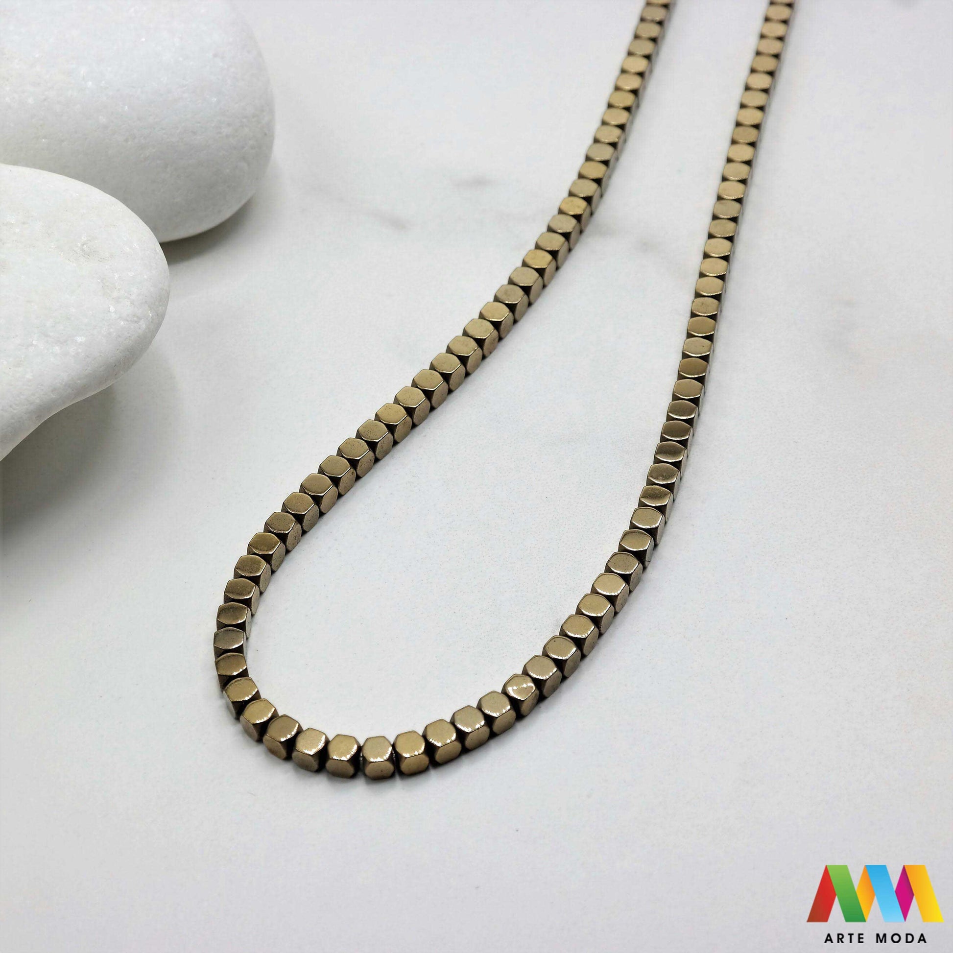 hematit krvavi kamen poludragi mineral metalni sjaj kvarc zrcalo kristal prirodni metalik meditacija zaštita repromaterijal Hematit (ili krvavi kamen) je prirodni mineral smeđe sive ili crne boje karakteriziran prisustvom hladnog metalnog sjaja Vjeruje se da pomaže u jačanju volje samopouzdanja i povezanosti s majkom zemljom Nakit izrađen od njega fascinira svojim tajanstvenim zrcalnim sjajem