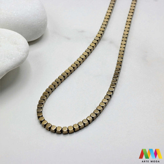 hematit krvavi kamen poludragi mineral metalni sjaj kvarc zrcalo kristal prirodni metalik meditacija zaštita repromaterijal Hematit (ili krvavi kamen) je prirodni mineral smeđe sive ili crne boje karakteriziran prisustvom hladnog metalnog sjaja Vjeruje se da pomaže u jačanju volje samopouzdanja i povezanosti s majkom zemljom Nakit izrađen od njega fascinira svojim tajanstvenim zrcalnim sjajem