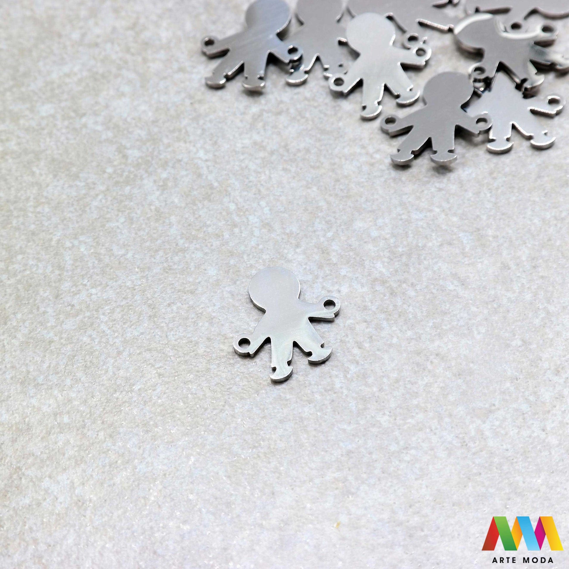 dečko privjesak s dvije rupe dve od čelika repromaterijal čelični ogrlice ogrlica narukvica narukvice nanožnica nehrđajući Privjesci izrađeni od nehrđajućeg čelika 316L koji služe za izradu nakita poput narukvica ili ogrlica najčešće se koriste za nizanje ili uz pomoć alkice se stavljaju na sajlu gumu flaks i ostale materijale