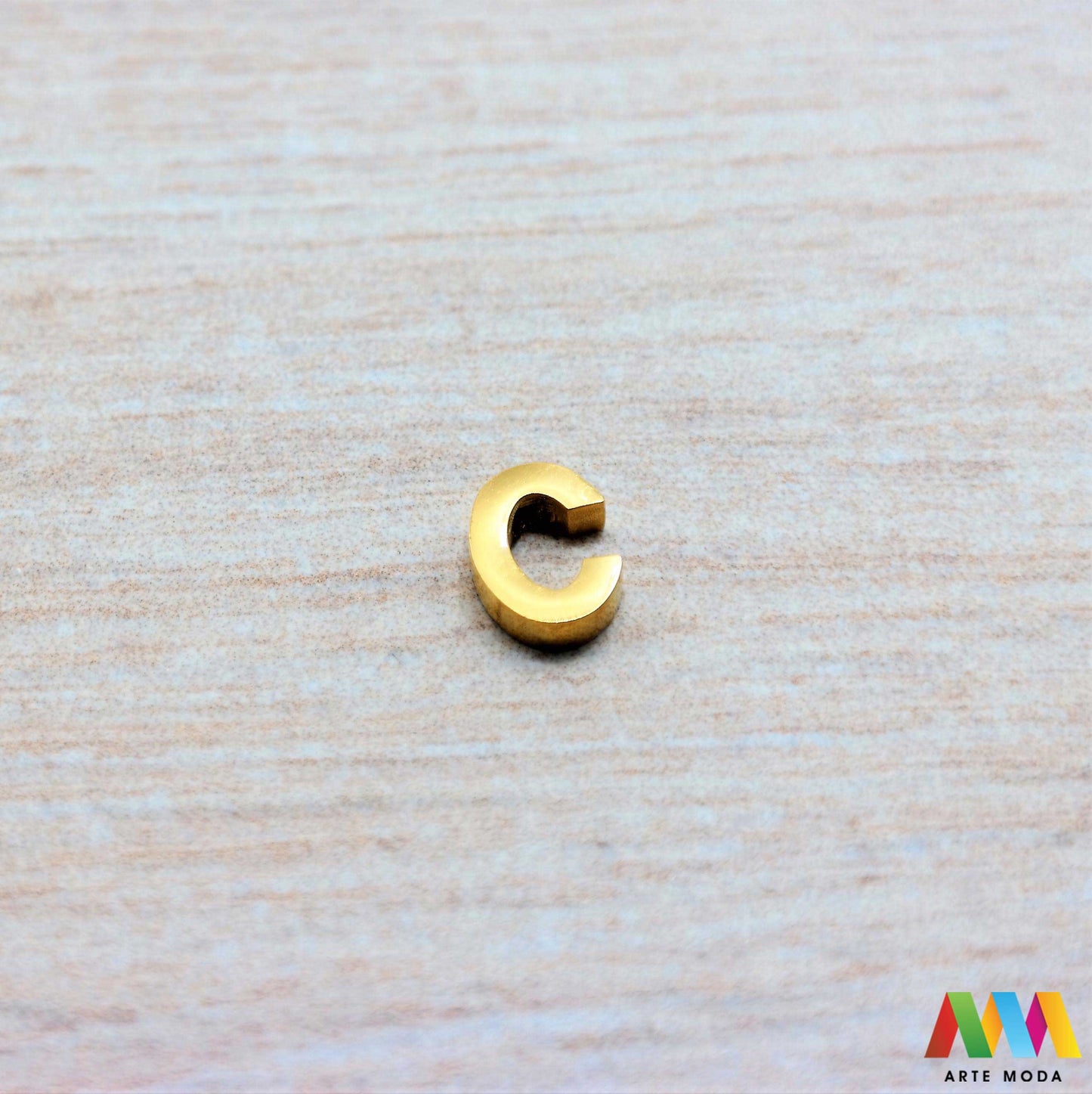 A slovo slova privjesak s jednom rupom privjesak od čelika privjesak čelik repromaterijal čelični ogrlice ogrlica narukvica narukvice nanožnica nehrđajući slova izrađena od nehrđajućeg čelika 316L koja služe za izradu nakita poput narukvica ili ogrlica najčešće se koriste za nizanje na sajlu, gumu, flaks i ostale materijale