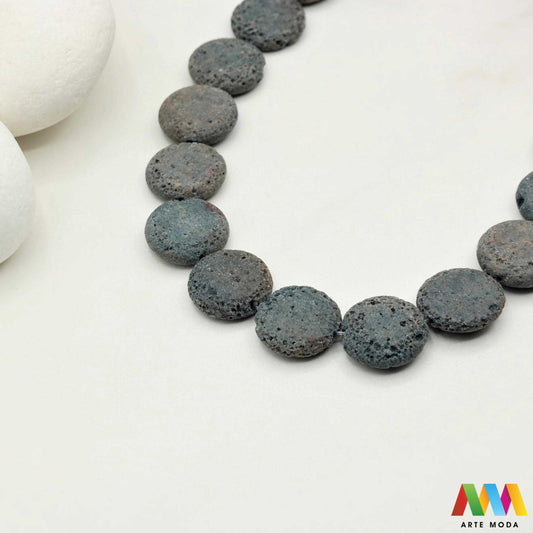 lava kamen vulkanska perle poludragi prirodni mat eterična ulja aromaterapija nakit izrada DIY repromaterijal mineral kristal narukvica ogrlica Tražite jedinstveni materijal za nakit Vulkanska lava je poludragi kamen s moćnom pričom Njegova porozna mat tekstura savršena je za izradu aromaterapijskog nakita jer sjajno upija i difuzira eterična ulja Lagan je simbolizira snagu i uzemljenje te je idealan za unisex i muške narukvice i ogrlice arte moda repromaterijal