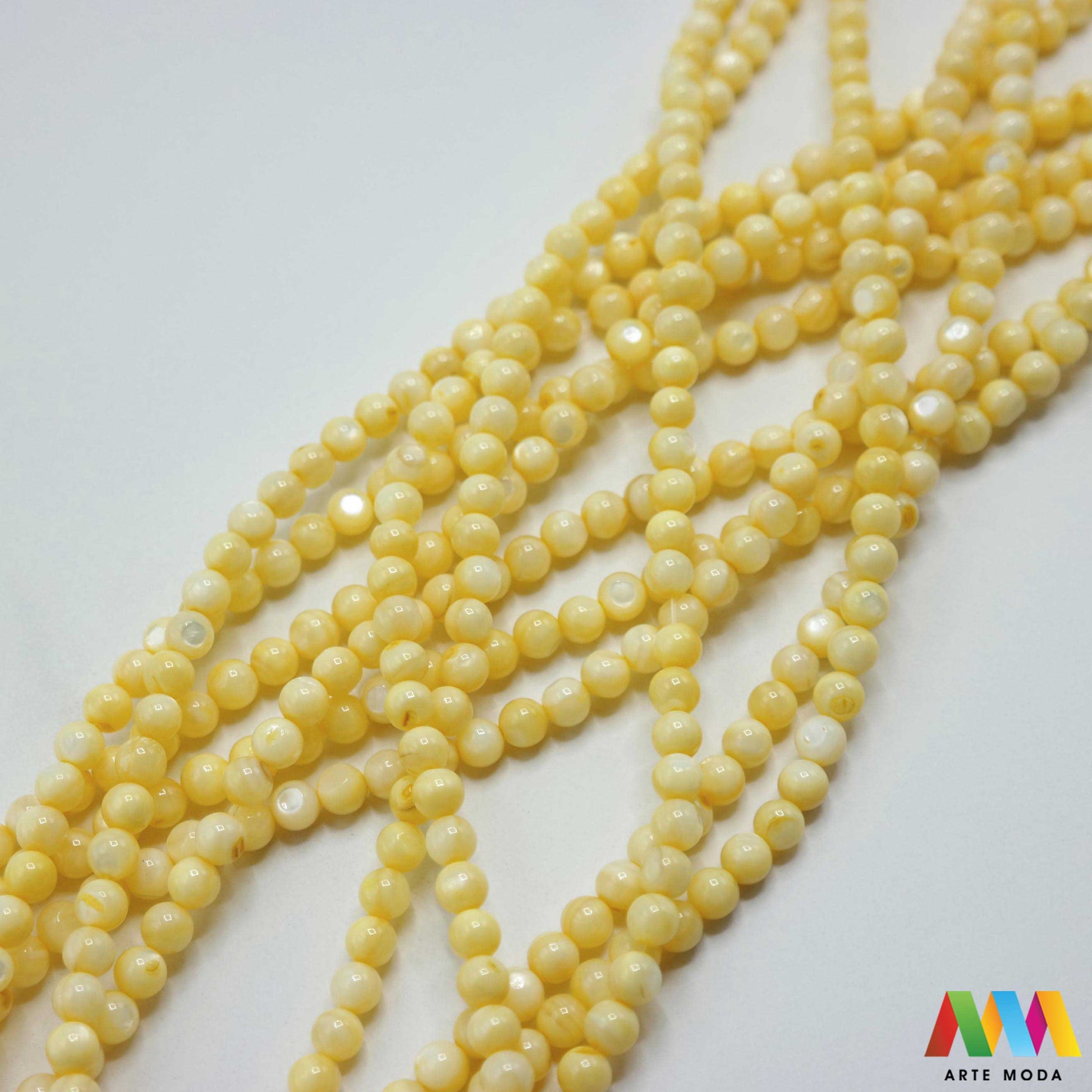 sedef školjka mekušac biser puž glavonožac kalcijev karbonat hitin poludrago kamenje repromaterijal poludragi kamen mineral Sedef je lako prepoznatljiva glatka tvar duginih boja koja tvori unutarnji sloj školjke određenih vrsta mekušaca i prekriva vanjski sloj bisera Sastoji se od kalcijevog karbonata kojeg izlučuju neki morski i slatkovodni mekušci te ga ova struktura čini otpornim na oštećenja dajući joj prepoznatljivi i jedinstveni sedefasti sjaj arte moda repromaterijal