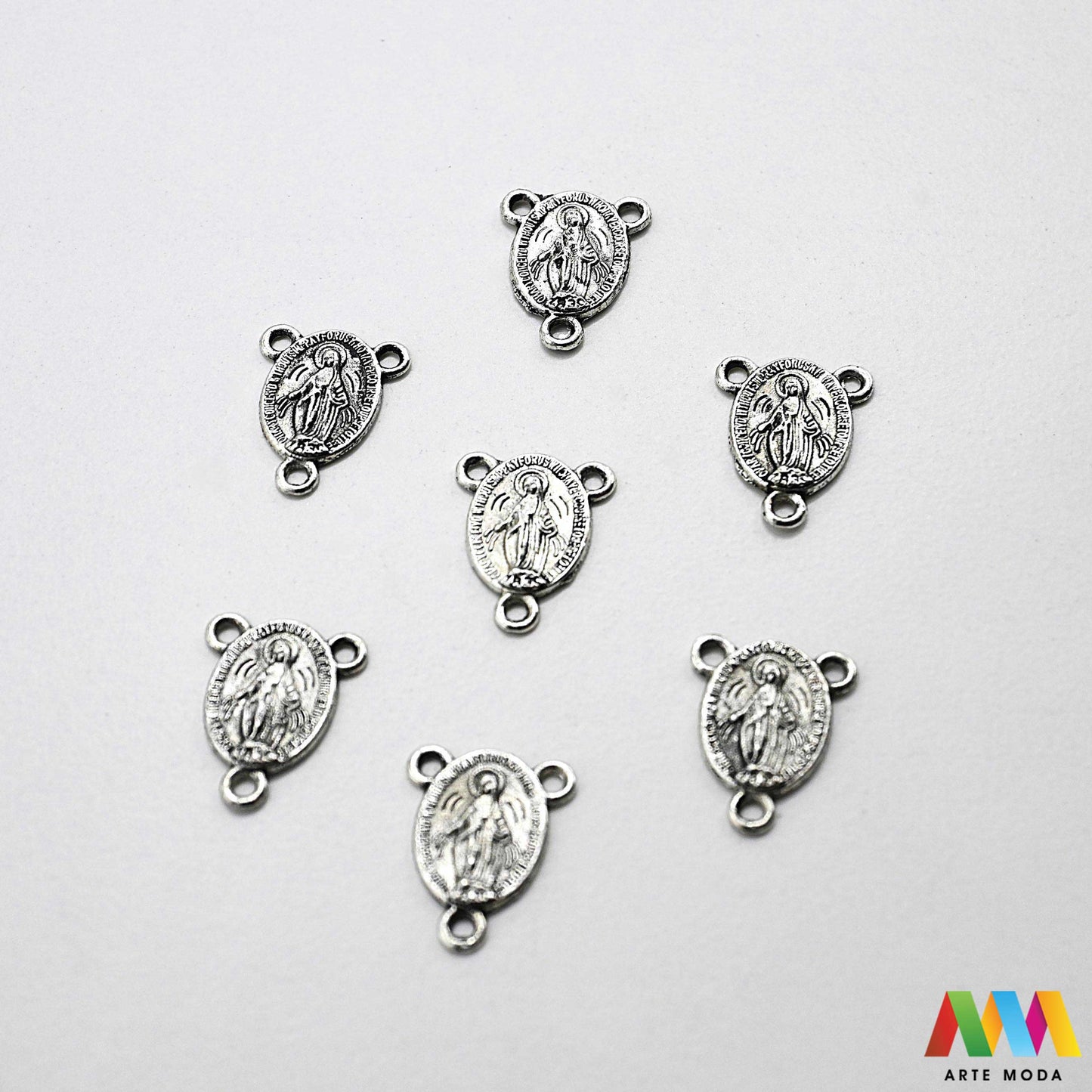 metalni razdjelnik konektor izrada krunice krunica metalni dijelovi krunicu repromaterijal sakralni nakit vjerski križić spojnica krunica perle pribor diy Gospa Neizostavan element za svaku krunicu Ovi kvalitetni metalni razdjelnici poznati i kao konektori služe za spajanje dijelova krunice i naglašavaju njezinu središnju točku Izrađeni od izdržljivog metala naši razdjelnici su savršen izbor za izradu vlastitih krunica bilo da koristite perle staklo ili kamenje arte moda repromaterijal