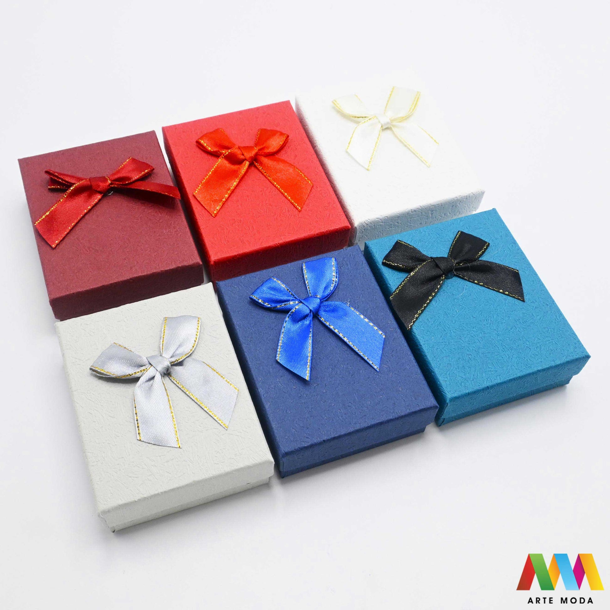 kutijice ukrasne kartonske kutije za nakit poklon ambalaža darivanje pakiranje poklopac prstenje ogrlice naušnice luksuzne elegantne ručni rad personalizirane dar Savršeno pakiranje ljepota vaših kreacija elegantnih i čvrstih kartonskih kutija izrađenih od kvalitetnog papira s mekanim umetkom od spužve prstenje ogrlice naušnice i narukvice nježnu zaštitu od ogrebotina dodaju dašak luksuza i profinjenosti vašem poklonu izloženom nakitu Dostupne u raznim veličinama bojama i dezenima arte moda repromaterijal