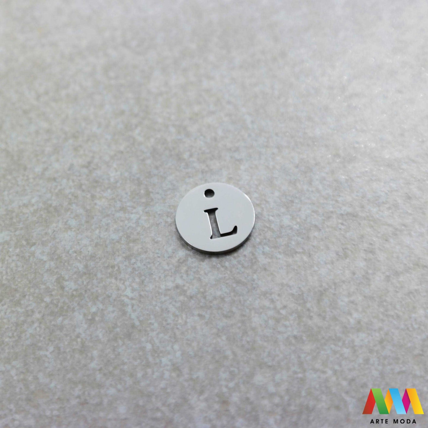 L slovo slova privjesak s jednom rupom privjesak od čelika privjesak čelik repromaterijal čelični ogrlice ogrlica narukvica narukvice nanožnica nehrđajući Slova izrađena od nehrđajućeg čelika 316L koja služe za izradu nakita poput narukvica ili ogrlica najčešće se koriste za nizanje na sajlu gumu flaks i ostale materijale