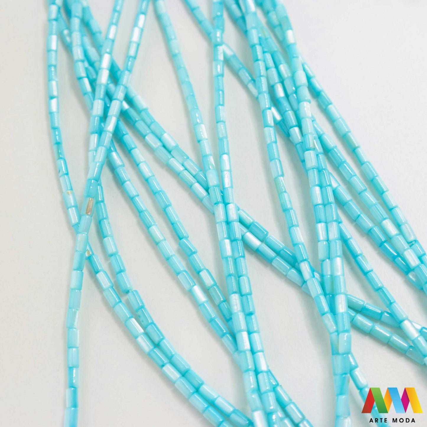 sedef školjka mekušac biser puž glavonožac kalcijev karbonat hitin poludrago kamenje repromaterijal poludragi kamen mineral Sedef je lako prepoznatljiva glatka tvar duginih boja koja tvori unutarnji sloj školjke određenih vrsta mekušaca i prekriva vanjski sloj bisera Sastoji se od kalcijevog karbonata kojeg izlučuju neki morski i slatkovodni mekušci te ga ova struktura čini otpornim na oštećenja dajući joj prepoznatljivi i jedinstveni sedefasti sjaj arte moda repromaterijal