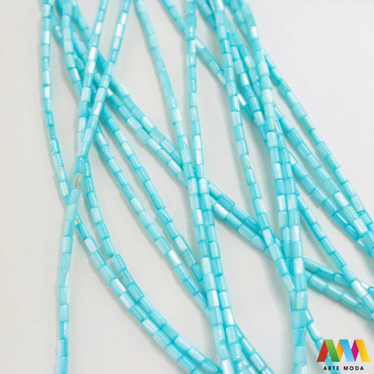 sedef školjka mekušac biser puž glavonožac kalcijev karbonat hitin poludrago kamenje repromaterijal poludragi kamen mineral Sedef je lako prepoznatljiva glatka tvar duginih boja koja tvori unutarnji sloj školjke određenih vrsta mekušaca i prekriva vanjski sloj bisera Sastoji se od kalcijevog karbonata kojeg izlučuju neki morski i slatkovodni mekušci te ga ova struktura čini otpornim na oštećenja dajući joj prepoznatljivi i jedinstveni sedefasti sjaj arte moda repromaterijal