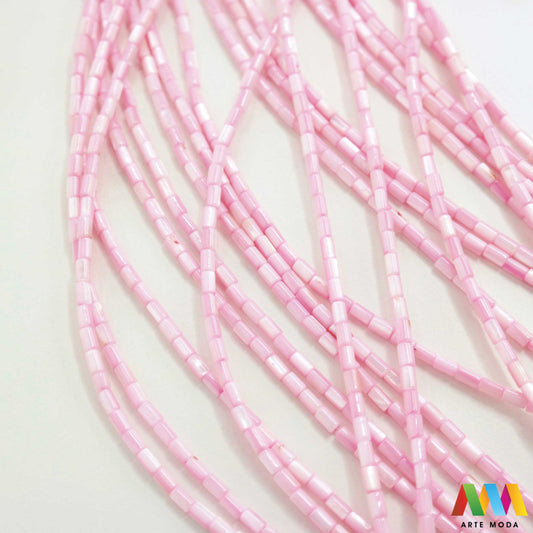 sedef školjka mekušac biser puž glavonožac kalcijev karbonat hitin poludrago kamenje repromaterijal poludragi kamen mineral Sedef je lako prepoznatljiva glatka tvar duginih boja koja tvori unutarnji sloj školjke određenih vrsta mekušaca i prekriva vanjski sloj bisera Sastoji se od kalcijevog karbonata kojeg izlučuju neki morski i slatkovodni mekušci te ga ova struktura čini otpornim na oštećenja dajući joj prepoznatljivi i jedinstveni sedefasti sjaj arte moda repromaterijal