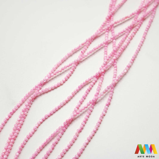 sedef školjka mekušac biser puž glavonožac kalcijev karbonat hitin poludrago kamenje repromaterijal poludragi kamen mineral Sedef je lako prepoznatljiva glatka tvar duginih boja koja tvori unutarnji sloj školjke određenih vrsta mekušaca i prekriva vanjski sloj bisera Sastoji se od kalcijevog karbonata kojeg izlučuju neki morski i slatkovodni mekušci te ga ova struktura čini otpornim na oštećenja dajući joj prepoznatljivi i jedinstveni sedefasti sjaj arte moda repromaterijal