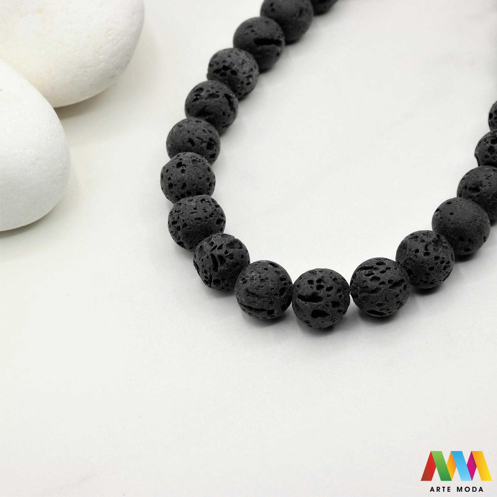 lava kamen vulkanska perle poludragi prirodni mat eterična ulja aromaterapija nakit izrada DIY repromaterijal mineral kristal narukvica ogrlica Tražite jedinstveni materijal za nakit Vulkanska lava je poludragi kamen s moćnom pričom Njegova porozna mat tekstura savršena je za izradu aromaterapijskog nakita jer sjajno upija i difuzira eterična ulja Lagan je simbolizira snagu i uzemljenje te je idealan za unisex i muške narukvice i ogrlice arte moda repromaterijal