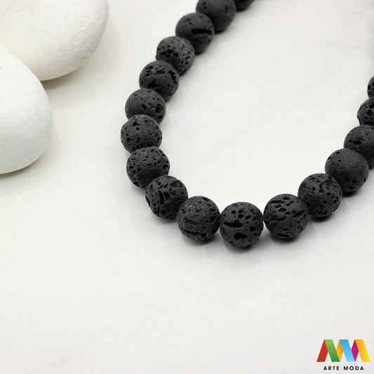 lava kamen vulkanska perle poludragi prirodni mat eterična ulja aromaterapija nakit izrada DIY repromaterijal mineral kristal narukvica ogrlica Tražite jedinstveni materijal za nakit Vulkanska lava je poludragi kamen s moćnom pričom Njegova porozna mat tekstura savršena je za izradu aromaterapijskog nakita jer sjajno upija i difuzira eterična ulja Lagan je simbolizira snagu i uzemljenje te je idealan za unisex i muške narukvice i ogrlice arte moda repromaterijal