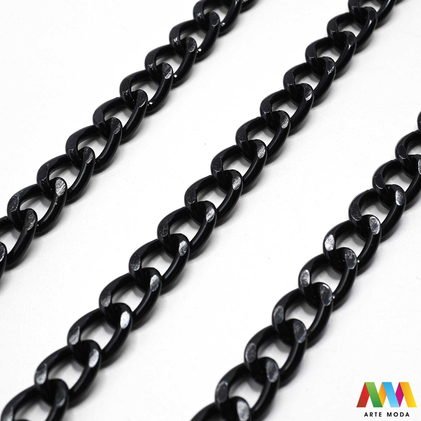 aluminijski lanac torbe ruksak nakit lagani izrada aluminij DIY materijal remen ogrlice narukvice karike ručke pribor komponente ukrasni repromaterijal Želite lagan i trendi materijal Aluminijski lanci savršeni su za vaše projekte Idealni su za izradu laganih remena za torbe ili statement nakita ogrlice narukvice Lakši su od klasičnih metala ne opterećuju i dolaze u raznim bojama i debljinama Lako ih je rezati i oblikovati laganu eleganciju za svoj uradi sam nakit i modne dodatke arte moda repromaterijal