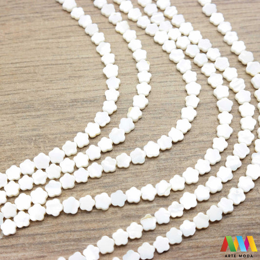 sedef školjka mekušac biser puž glavonožac kalcijev karbonat hitin poludrago kamenje repromaterijal poludragi kamen mineral Sedef je lako prepoznatljiva glatka tvar duginih boja koja tvori unutarnji sloj školjke određenih vrsta mekušaca i prekriva vanjski sloj bisera Sastoji se od kalcijevog karbonata kojeg izlučuju neki morski i slatkovodni mekušci te ga ova struktura čini otpornim na oštećenja dajući joj prepoznatljivi i jedinstveni sedefasti sjaj arte moda repromaterijal