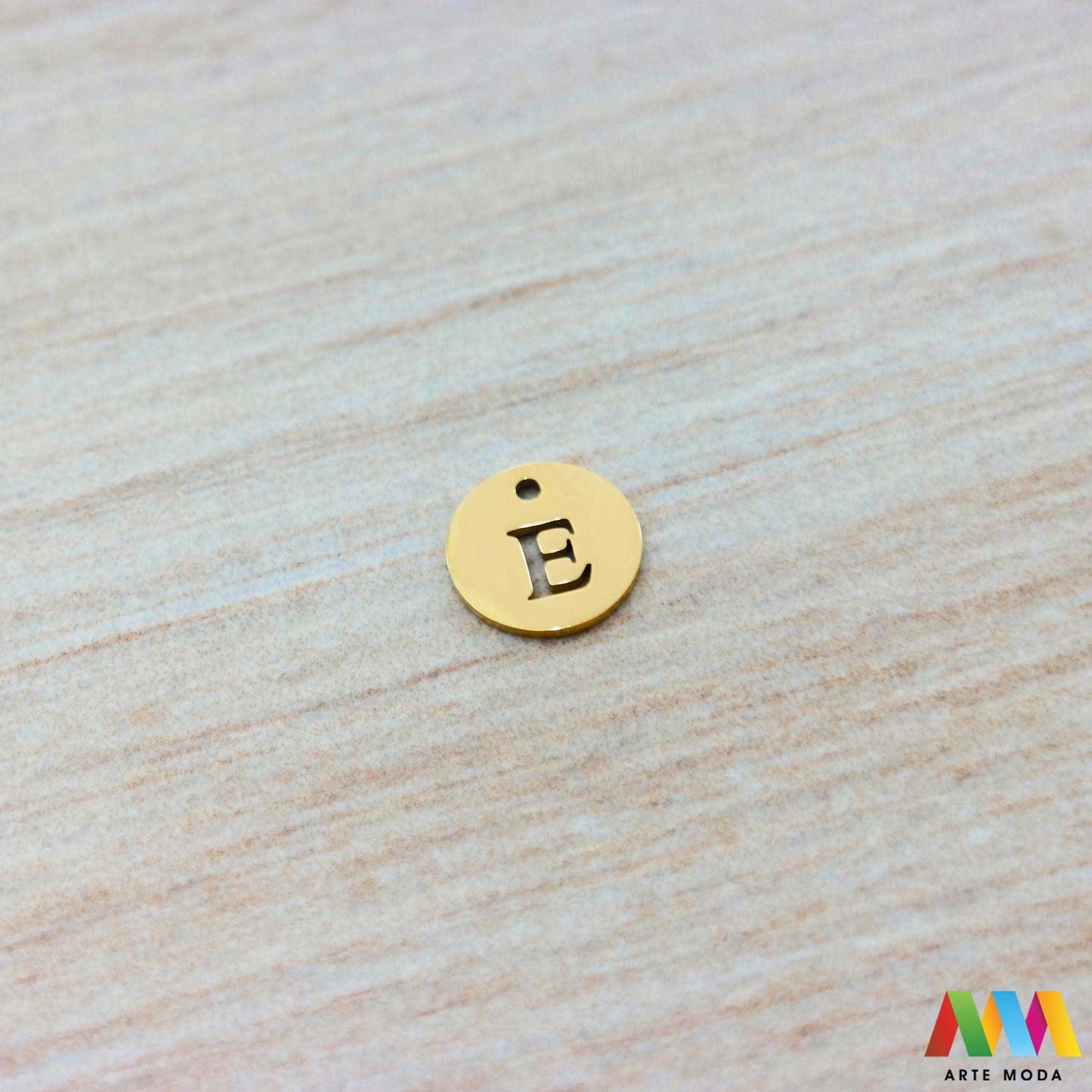 E slovo slova privjesak s jednom rupom privjesak od čelika privjesak čelik repromaterijal čelični ogrlice ogrlica narukvica narukvice nanožnica nehrđajući Slova izrađena od nehrđajućeg čelika 316L koja služe za izradu nakita poput narukvica ili ogrlica najčešće se koriste za nizanje na sajlu gumu flaks i ostale materijale