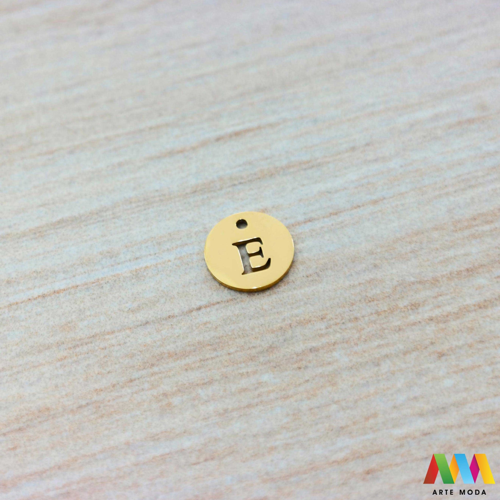 E slovo slova privjesak s jednom rupom privjesak od čelika privjesak čelik repromaterijal čelični ogrlice ogrlica narukvica narukvice nanožnica nehrđajući Slova izrađena od nehrđajućeg čelika 316L koja služe za izradu nakita poput narukvica ili ogrlica najčešće se koriste za nizanje na sajlu gumu flaks i ostale materijale