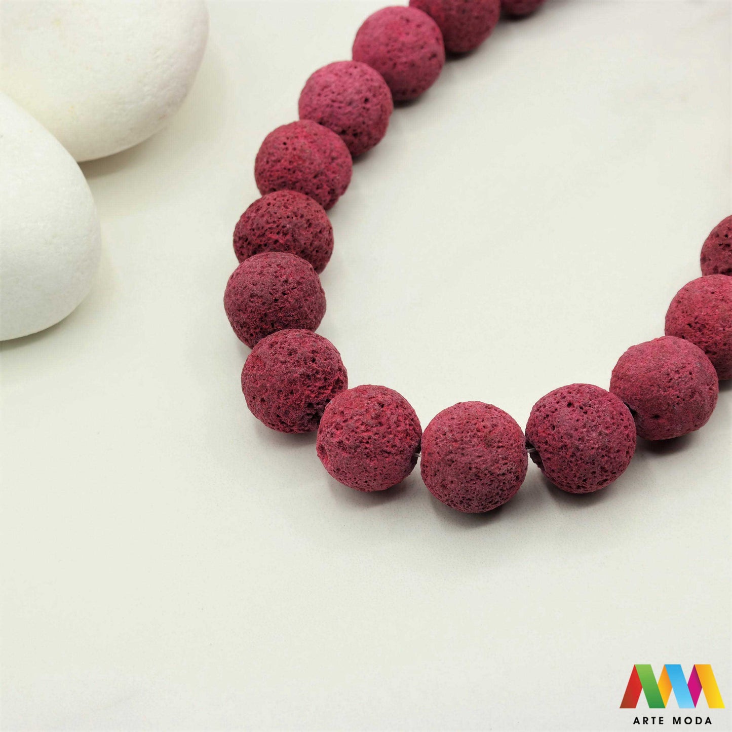 lava kamen vulkanska perle poludragi prirodni mat eterična ulja aromaterapija nakit izrada DIY repromaterijal mineral kristal narukvica ogrlica Tražite jedinstveni materijal za nakit Vulkanska lava je poludragi kamen s moćnom pričom Njegova porozna mat tekstura savršena je za izradu aromaterapijskog nakita jer sjajno upija i difuzira eterična ulja Lagan je simbolizira snagu i uzemljenje te je idealan za unisex i muške narukvice i ogrlice arte moda repromaterijal