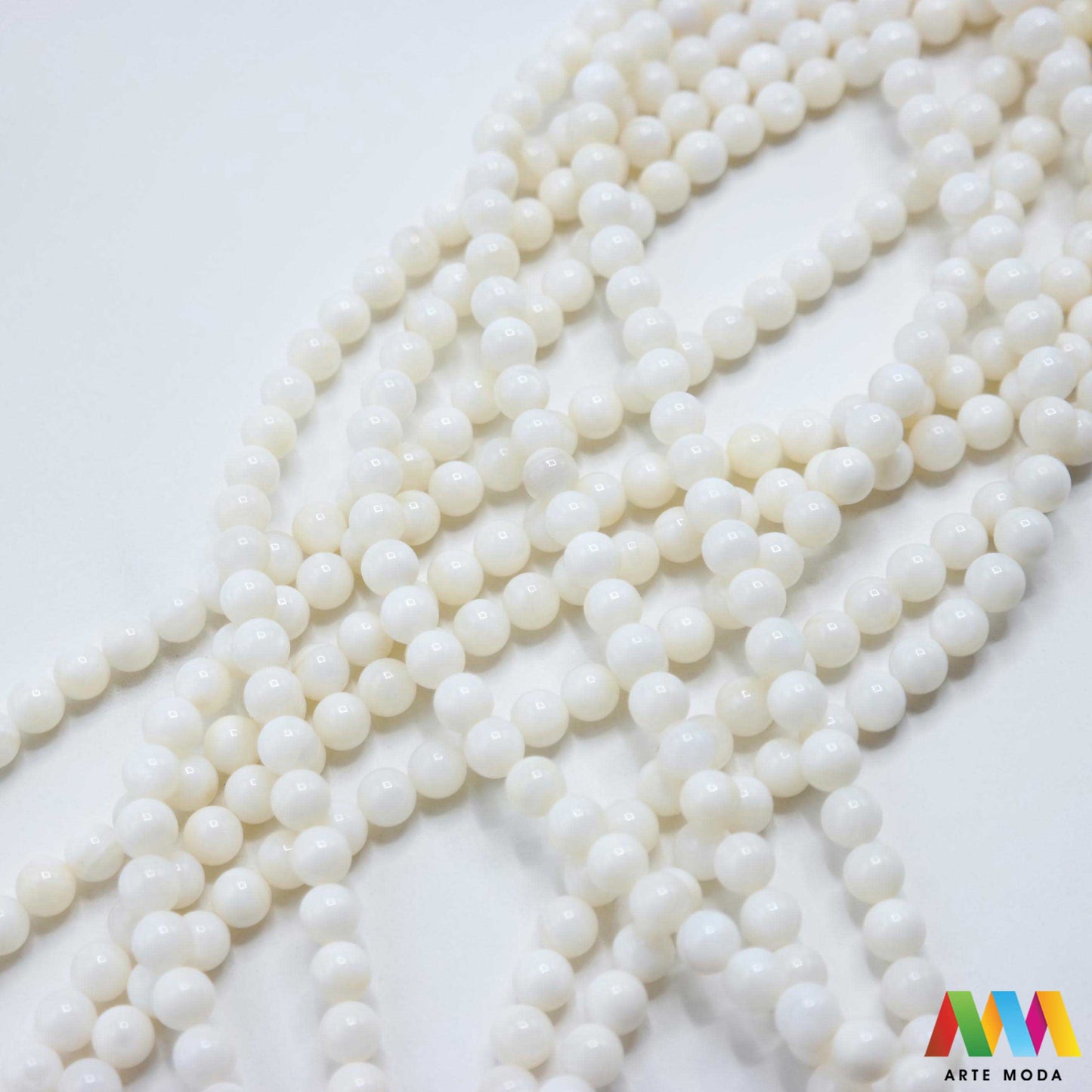 sedef školjka mekušac biser puž glavonožac kalcijev karbonat hitin poludrago kamenje repromaterijal poludragi kamen mineral Sedef je lako prepoznatljiva glatka tvar duginih boja koja tvori unutarnji sloj školjke određenih vrsta mekušaca i prekriva vanjski sloj bisera Sastoji se od kalcijevog karbonata kojeg izlučuju neki morski i slatkovodni mekušci te ga ova struktura čini otpornim na oštećenja dajući joj prepoznatljivi i jedinstveni sedefasti sjaj arte moda repromaterijal