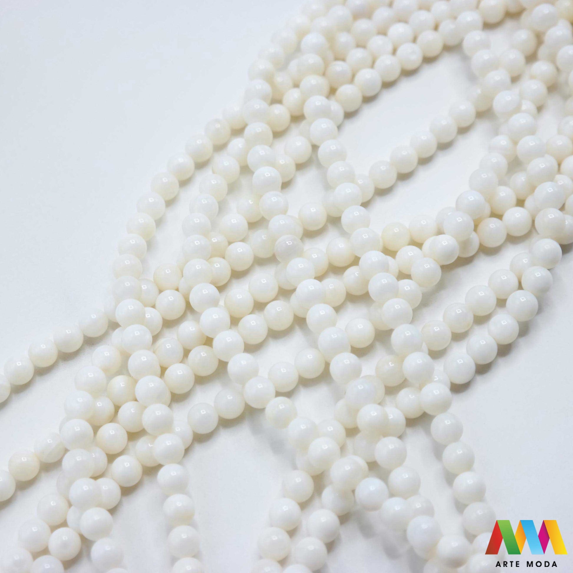 sedef školjka mekušac biser puž glavonožac kalcijev karbonat hitin poludrago kamenje repromaterijal poludragi kamen mineral Sedef je lako prepoznatljiva glatka tvar duginih boja koja tvori unutarnji sloj školjke određenih vrsta mekušaca i prekriva vanjski sloj bisera Sastoji se od kalcijevog karbonata kojeg izlučuju neki morski i slatkovodni mekušci te ga ova struktura čini otpornim na oštećenja dajući joj prepoznatljivi i jedinstveni sedefasti sjaj arte moda repromaterijal