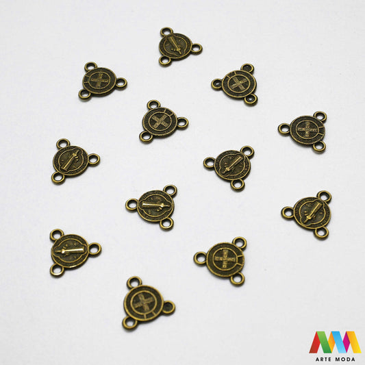 metalni razdjelnik konektor izrada krunice krunica metalni dijelovi krunicu repromaterijal sakralni nakit vjerski križić spojnica krunica perle pribor diy Sv Benedikt Neizostavan element za svaku krunicu Ovi kvalitetni metalni razdjelnici poznati i kao konektori služe za spajanje dijelova krunice i naglašavaju njezinu središnju točku Izrađeni od izdržljivog metala naši razdjelnici su savršen izbor za izradu vlastitih krunica bilo da koristite perle staklo ili kamenje arte moda repromaterijal