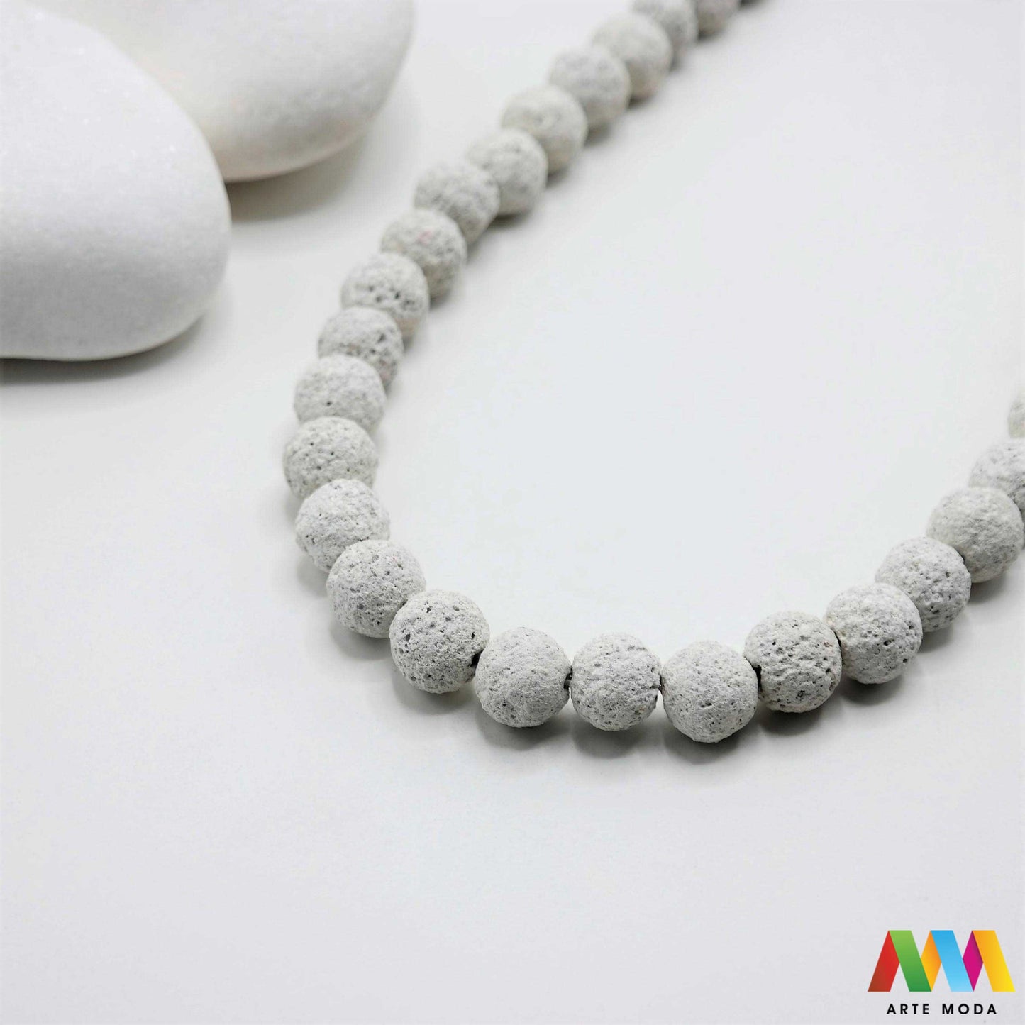 lava kamen vulkanska perle poludragi prirodni mat eterična ulja aromaterapija nakit izrada DIY repromaterijal mineral kristal narukvica ogrlica Tražite jedinstveni materijal za nakit Vulkanska lava je poludragi kamen s moćnom pričom Njegova porozna mat tekstura savršena je za izradu aromaterapijskog nakita jer sjajno upija i difuzira eterična ulja Lagan je simbolizira snagu i uzemljenje te je idealan za unisex i muške narukvice i ogrlice arte moda repromaterijal