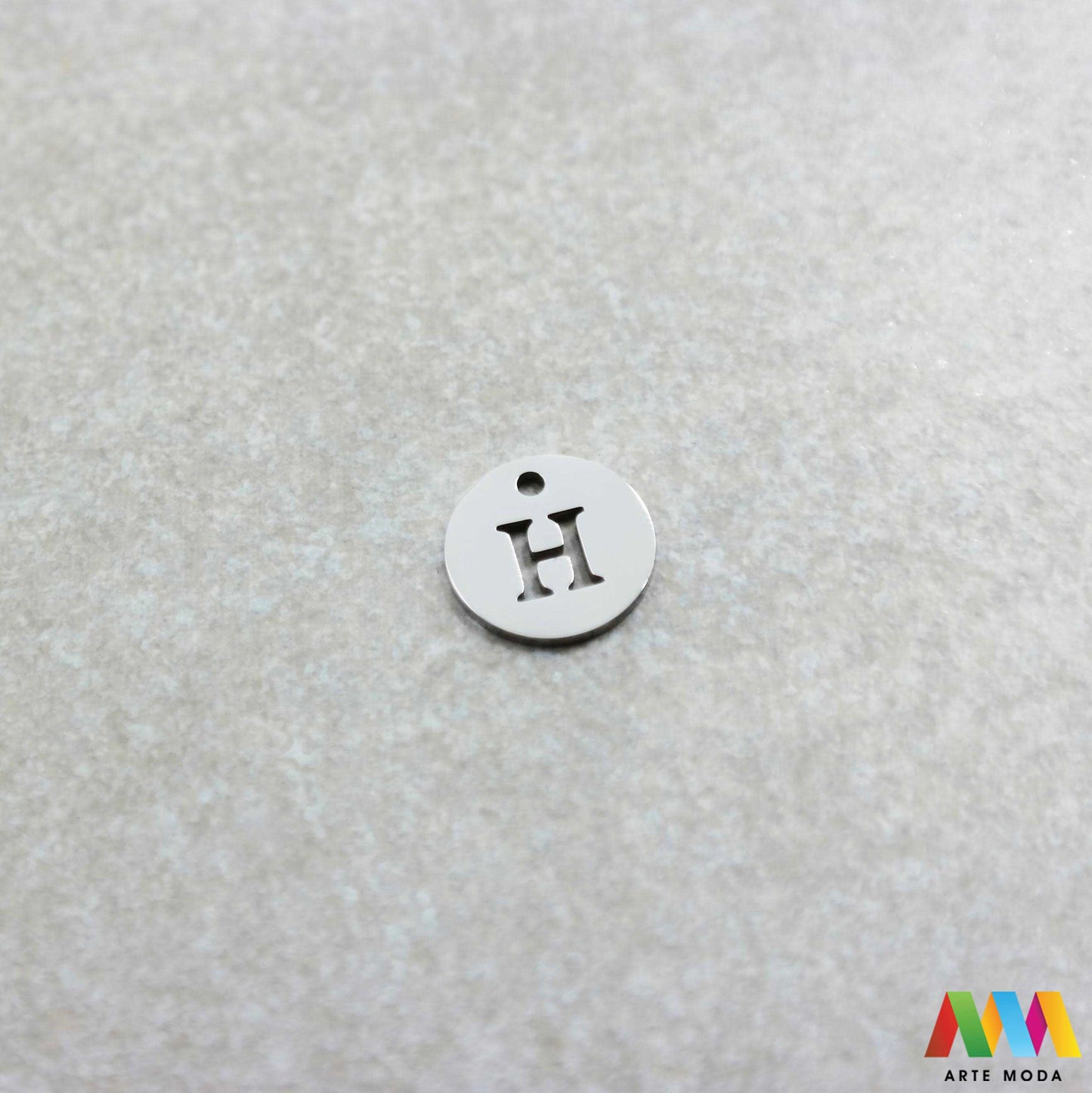 H slovo slova privjesak s jednom rupom privjesak od čelika privjesak čelik repromaterijal čelični ogrlice ogrlica narukvica narukvice nanožnica nehrđajući Slova izrađena od nehrđajućeg čelika 316L koja služe za izradu nakita poput narukvica ili ogrlica najčešće se koriste za nizanje na sajlu gumu flaks i ostale materijale