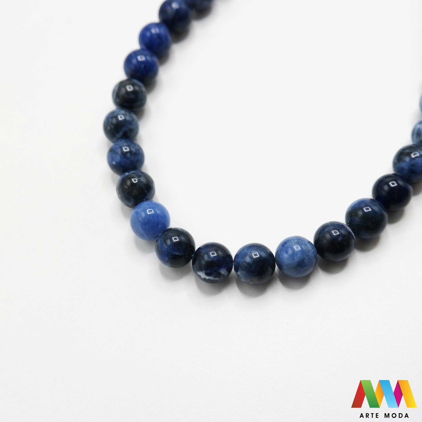 sodalit lazurit kamen kristal dragulj poludrago kamenje repromaterijal poludragi ukrasni mineral prirodni meditacija Sodalit moćan poludragi kamen nebesko plave boje cijenjen zbog svojih metafizičkih svojstava i ljepote Vjeruje se da pomaže u poboljšanju komunikacije jača intuiciju i donosi unutarnji mir Savršen je za meditaciju izradu nakita i kao ukrasni element u domu