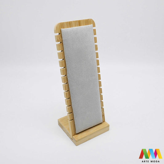 stalci za narukvice naušnica drveni skaj pamučna špaga plišani organizator držač izlaganje nakita oprema butik prezentacija elegantni luksuzni Predstavite svoje narukvice na najljepši način uz naše unikatne drvene stalke presvučene plišom skajem ili pamučnom špagom Svaki stalak pruža savršenu podlogu koja štiti nakit od ogrebotina istovremeno nudeći raznolikost tekstura i stilova – od nježne elegancije pliša preko moderne profinjenosti skaja do rustikalnog šarma pamučne špage arte moda repromaterijal