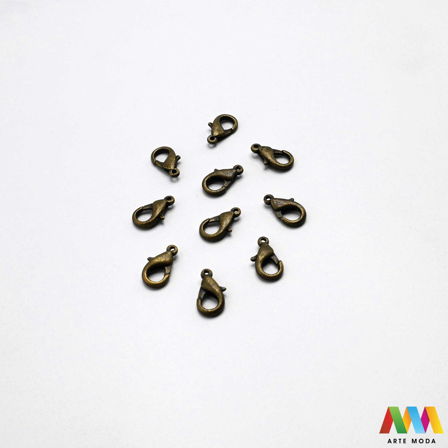 kopče metalne karabiner togl magnet kukice narukvice ogrlice zatvarači nakit DIY metalni pribor spajanje nakita srebrne zlatne karabin magnetne završne kopča narukvica ogrlica Osigurajte svoj nakit Metalne kopče su esencijalne za sigurno završavanje ogrlica i narukvica Birajte između karabin kopči pouzdanost magnetnih kopči lakoća i togl kopči stil Kvalitetni zatvarači u raznim bojama temelj svakog uradi sam nakit projekta arte moda repromaterijal