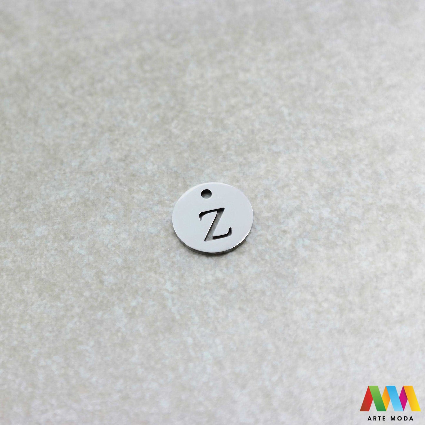 Z slovo slova privjesak s jednom rupom privjesak od čelika privjesak čelik repromaterijal čelični ogrlice ogrlica narukvica narukvice nanožnica nehrđajući Slova izrađena od nehrđajućeg čelika 316L koja služe za izradu nakita poput narukvica ili ogrlica najčešće se koriste za nizanje na sajlu gumu flaks i ostale materijale