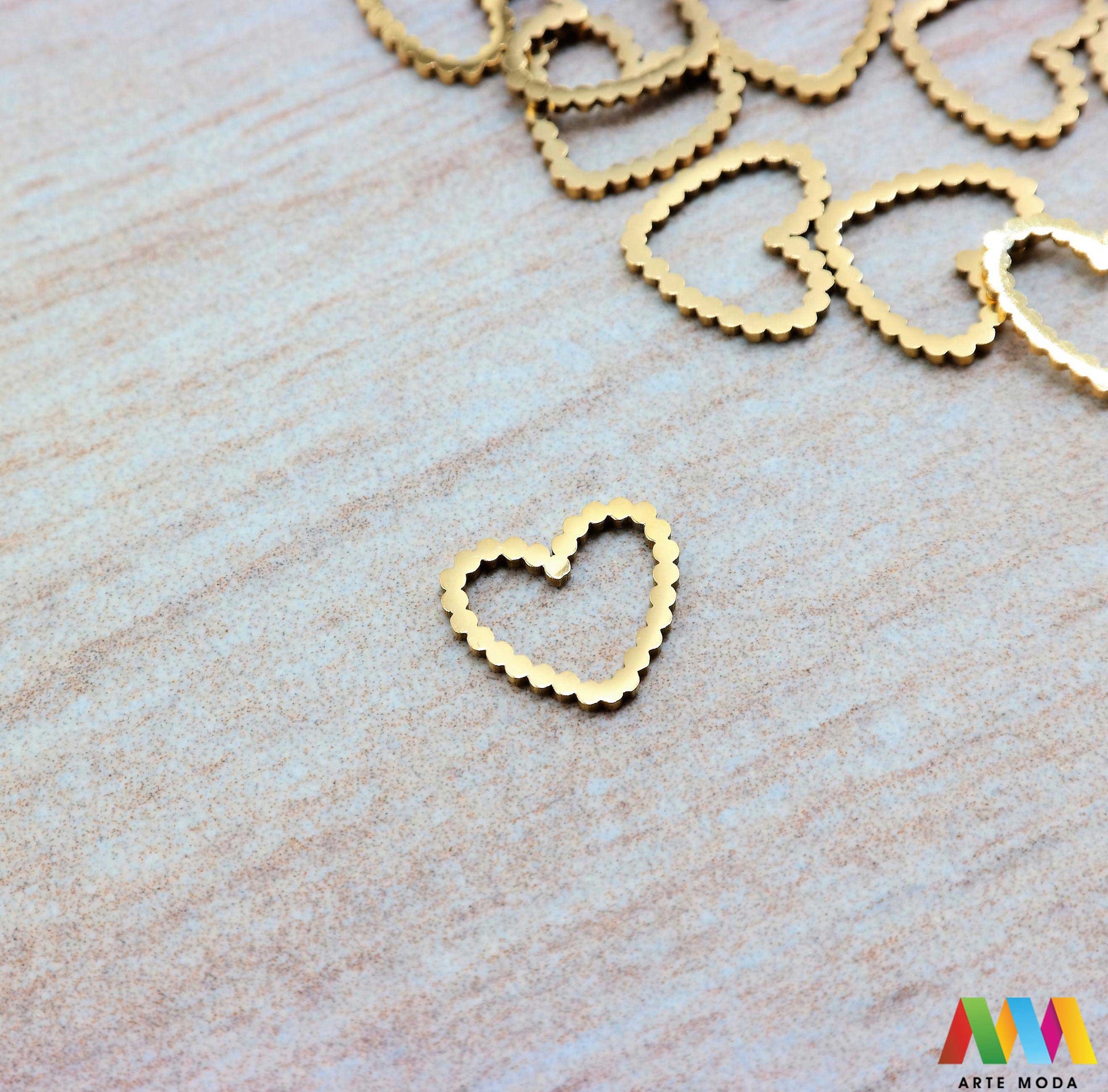 srce privjesak s jednom rupom bez rupe privjesak od čelika privjesak čelik repromaterijal čelični ogrlice ogrlica narukvica narukvice nanožnica nehrđajući privjesci izrađeni od nehrđajućeg čelika 316L koji služe za izradu nakita poput narukvica ili ogrlica najčešće se koriste za nizanje na sajlu gumu flaks i ostale materijale