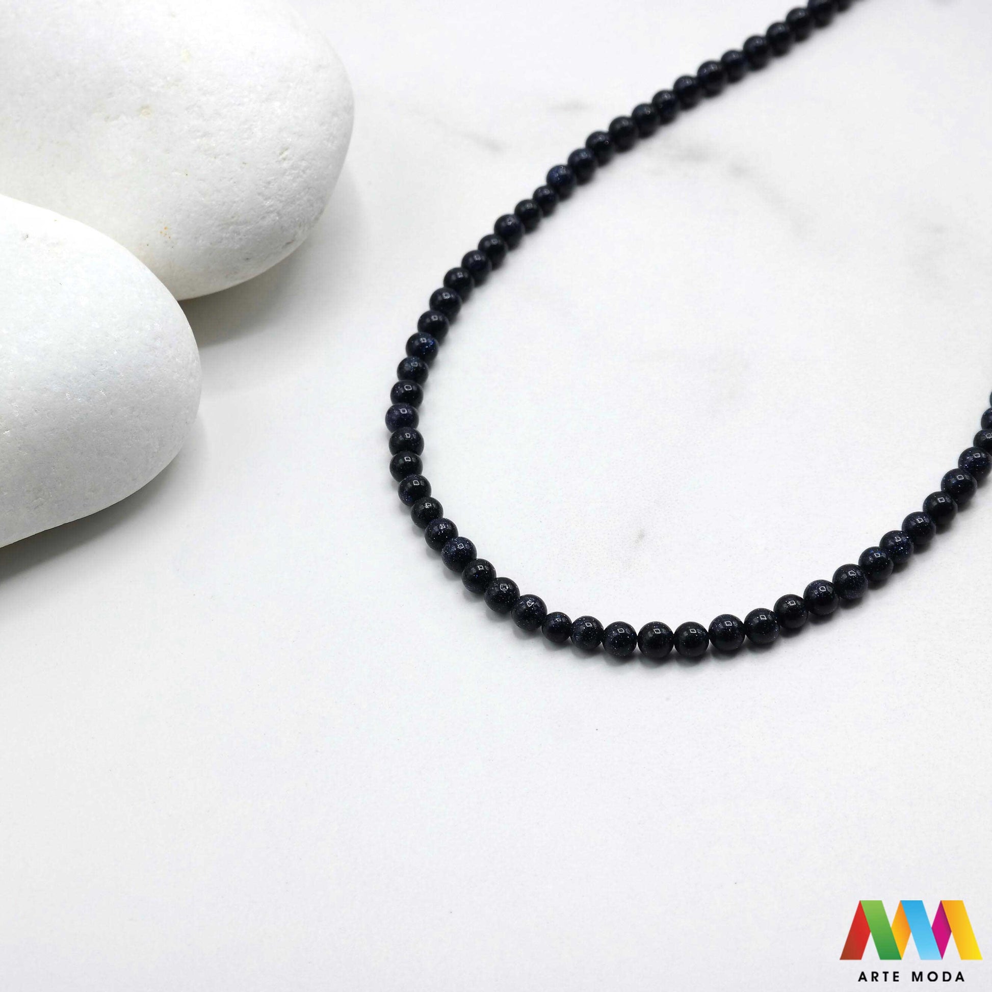 pustinjska noć dragi kvarc pijesak kobalt glinenac mangan krom bakar kamen dragulj poludrago kamenje repromaterijal poludragi ukrasni mineral kristal prirodni Zaronite u dubine svemira s ovim očaravajućim poludragim kamenom! Pustinjska noć sa svojim tamnim misterioznim tonovima isprepletenim svjetlucavim inkluzijama dočarava ljepotu zvjezdanog neba Njegova jedinstvena pojava čini ga savršenim za izradu upečatljivog nakita i dodavanje daška misterije vašoj kolekciji kristala arte moda repromaterijal