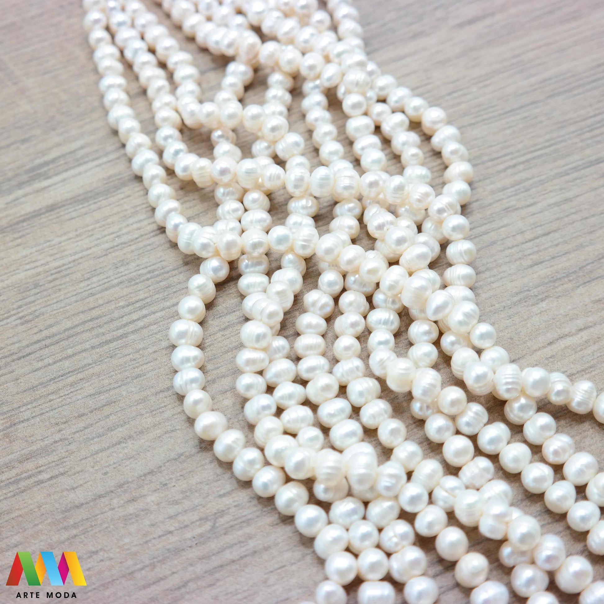 riječni biser zrno bisernica sedef školjka dragi kamen dragulj poludrago kamenje repromaterijal poludragi ukrasni mineral kristal Biser je zrnata tvorevina koja nastaje kod nekih mekušaca osobito kod školjaka bisernica Sastavljeni su od tankih koncentričnih slojeva sedefa i većinom su okruglasti Umjetno uzgojen biser pravi je dragulj mora kojega su stvorili zajednički napori prirode čovjeka i školjke - bisernice arte moda