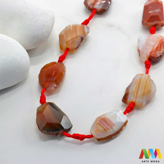 poludragi kamen ahat kristal kalcedon polu dragi poludrago kamenje dragulj mineral kvarc Ahat je jedan od najrasprostranjenijih kristala na planeti Ahat spada u grupu kalcedona izrazito je dekorativan te se od njega izrađuje lijepi nakit i ukrasni predmeti U Hrvatskoj je poznati Lepoglavski Ahat s brda Gaveznica