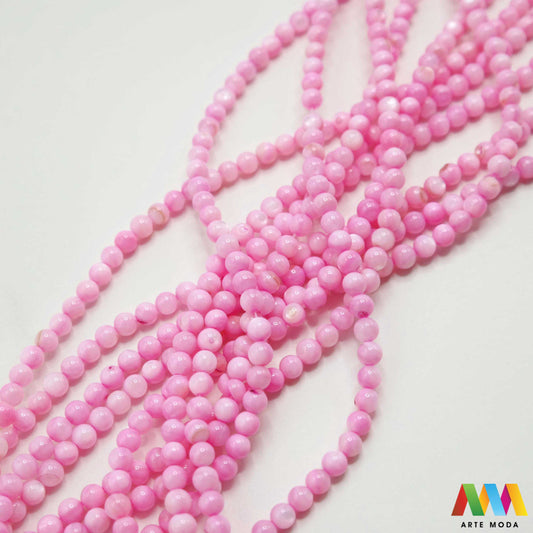 sedef školjka mekušac biser puž glavonožac kalcijev karbonat hitin poludrago kamenje repromaterijal poludragi kamen mineral Sedef je lako prepoznatljiva glatka tvar duginih boja koja tvori unutarnji sloj školjke određenih vrsta mekušaca i prekriva vanjski sloj bisera Sastoji se od kalcijevog karbonata kojeg izlučuju neki morski i slatkovodni mekušci te ga ova struktura čini otpornim na oštećenja dajući joj prepoznatljivi i jedinstveni sedefasti sjaj arte moda repromaterijal