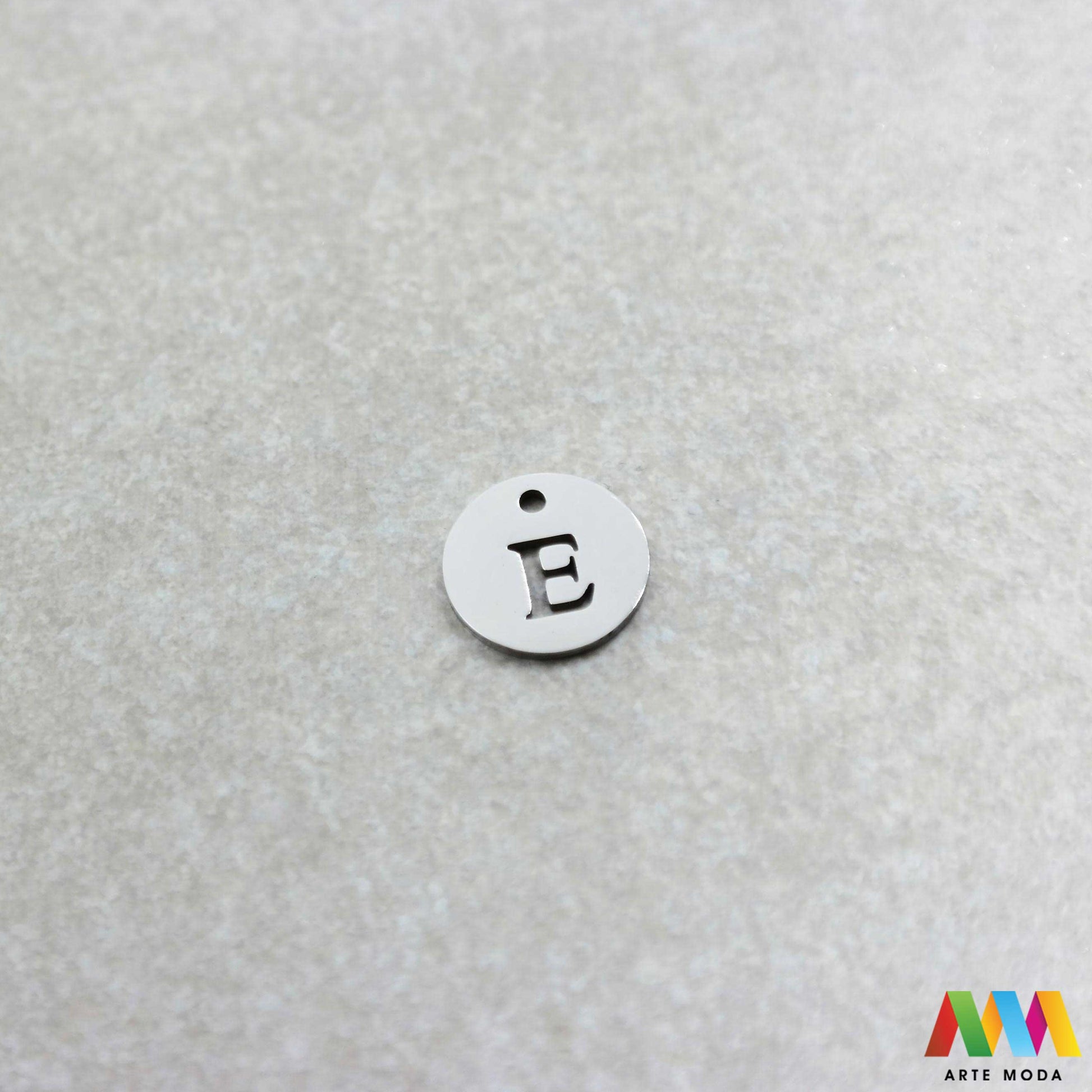 E slovo slova privjesak s jednom rupom privjesak od čelika privjesak čelik repromaterijal čelični ogrlice ogrlica narukvica narukvice nanožnica nehrđajući Slova izrađena od nehrđajućeg čelika 316L koja služe za izradu nakita poput narukvica ili ogrlica najčešće se koriste za nizanje na sajlu gumu flaks i ostale materijale